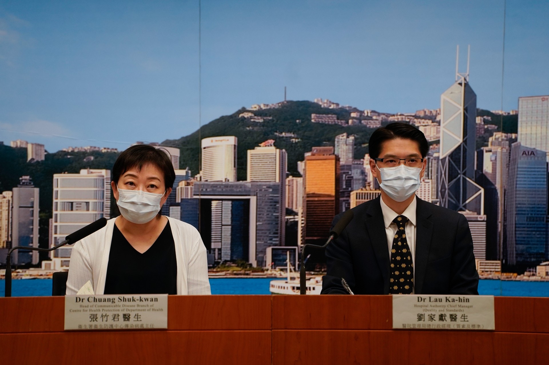 衞生署衞生防護中心傳染病處主任張竹君公布，今日（18日）新增64宗確診個案，當中60宗為本地感染，有35宗未知源頭；另外60多位初步確診，目前未有詳情。（廖雁雄攝）