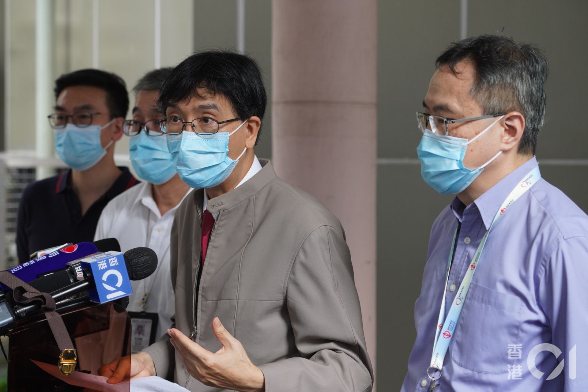 7月18日，屯門眼科中心三名職員初步確診新冠病毒，袁國勇到場視察。（高仲明攝）