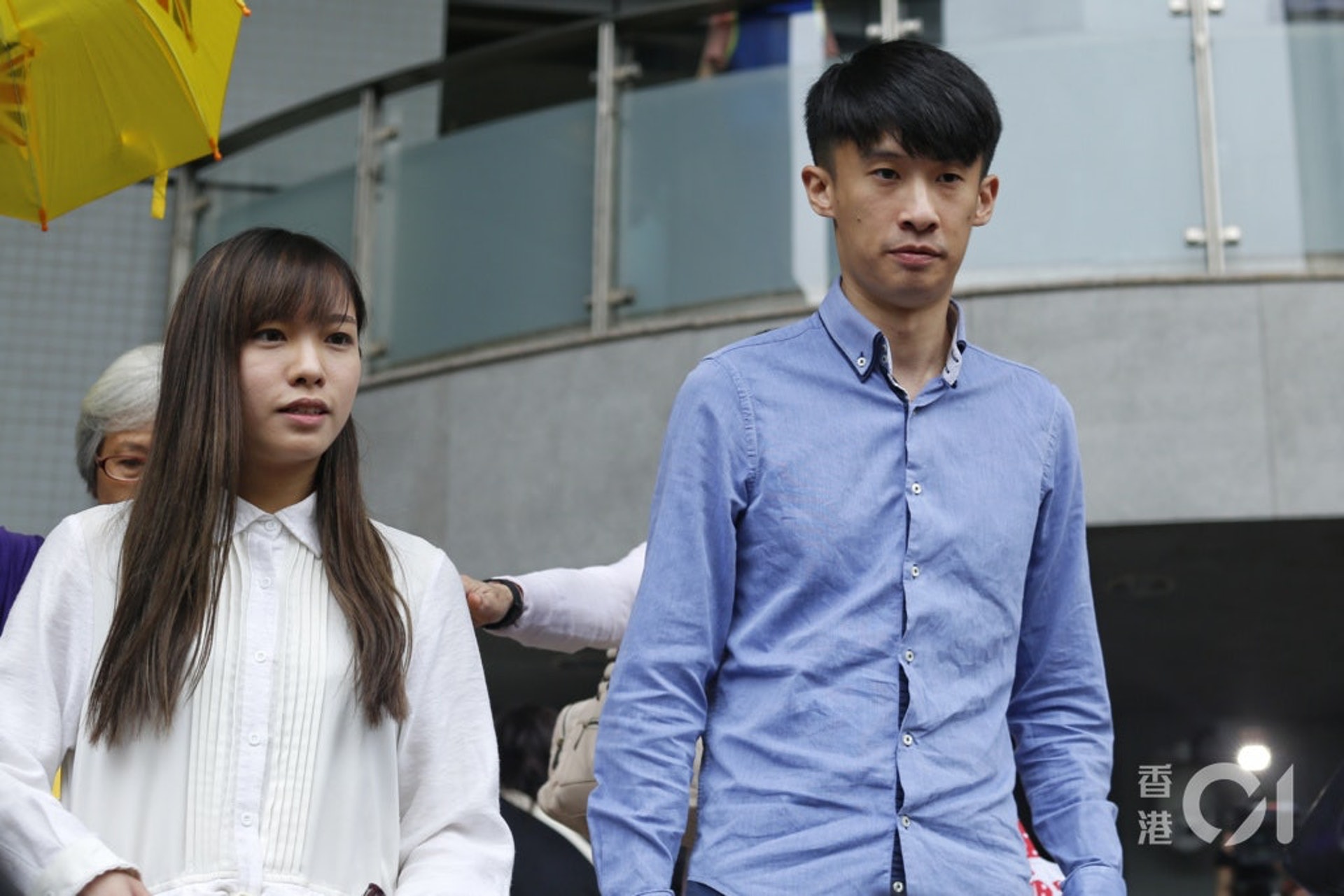 青年新政梁頌恆及游蕙禎參選2016年香港立法會選舉地區直選,二人均沒有簽署確認書,仍可出選新界東及九龍西選區,惟勝出後因宣誓風波而被褫奪議員資格。(資料圖片) 青年新政梁頌恆及游蕙禎參選2016年香港立法會選舉地區直選,二人均沒有簽署確認書,仍可出選新界東及九龍西選區,惟勝出後因宣誓風波而被褫奪議員資格。(資料圖片)
