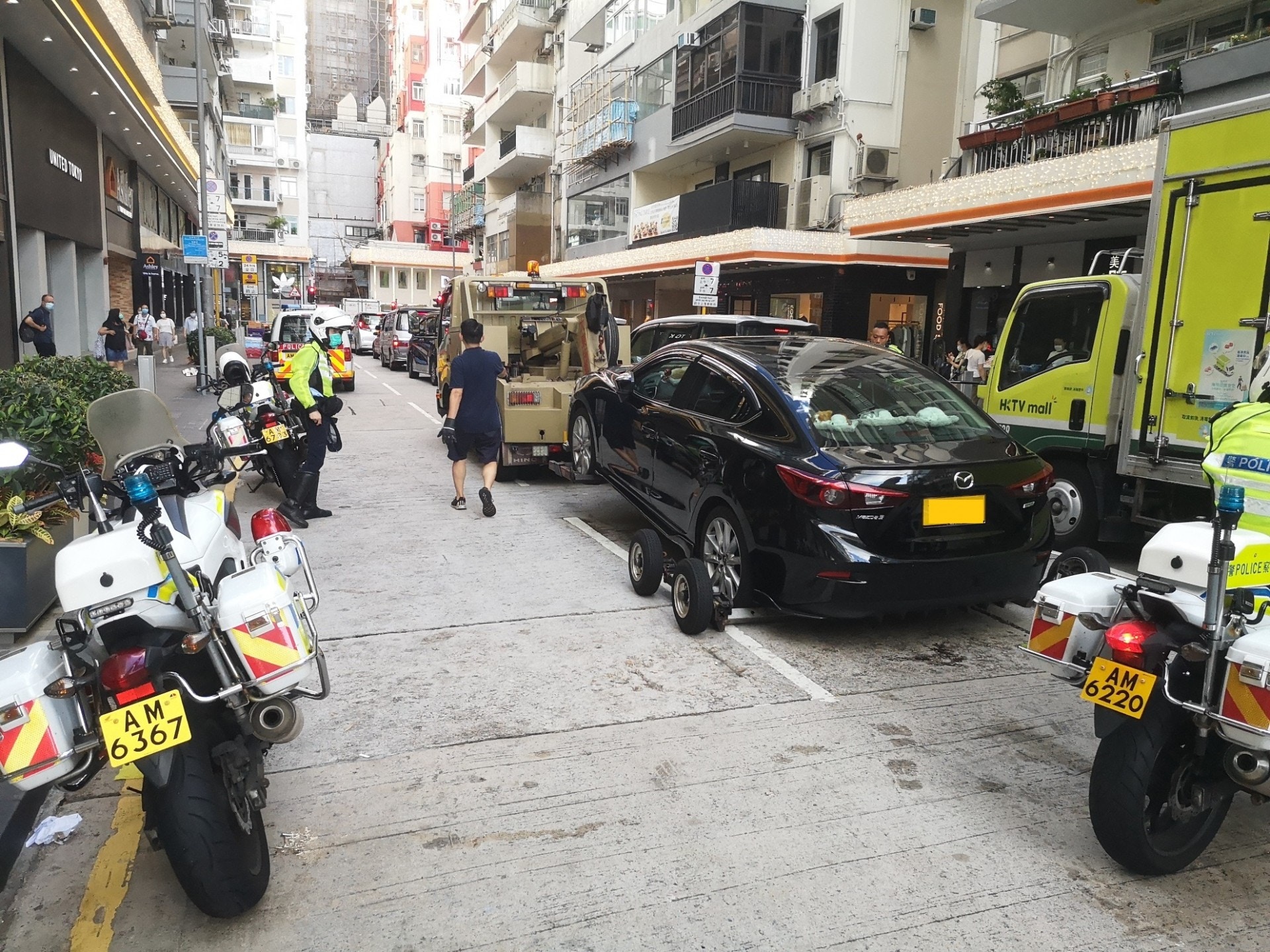 Police Causeway Bay cracks down on illegal parking and double yellow