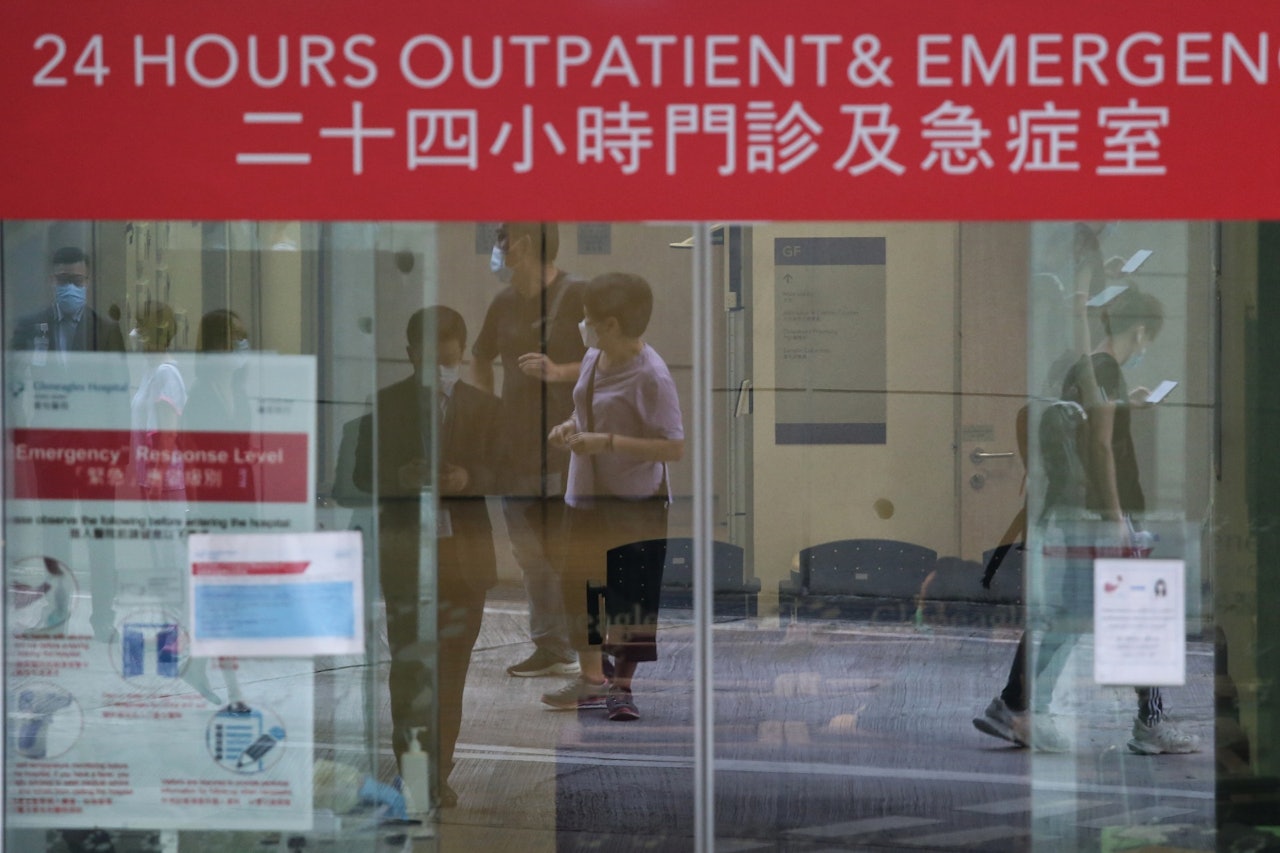 醫院外人頭湧湧,15分鐘內有逾10名市民到登記處查詢。(張浩維攝) 醫院外人頭湧湧,15分鐘內有逾10名市民到登記處查詢。(張浩維攝)