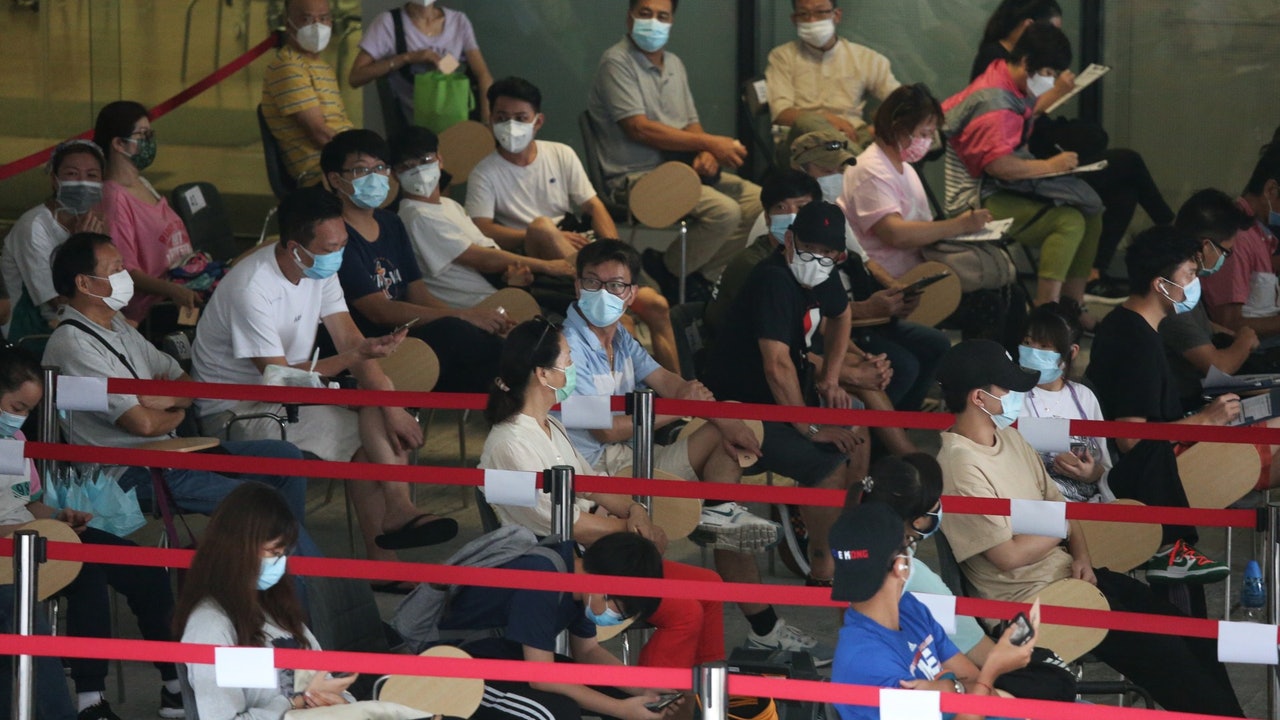 新冠肺炎|港怡撲檢測巿民昨「摸門釘」 苦候13小時終獲5號籌 新冠肺炎|港怡撲檢測巿民昨「摸門釘」 苦候13小時終獲5號籌