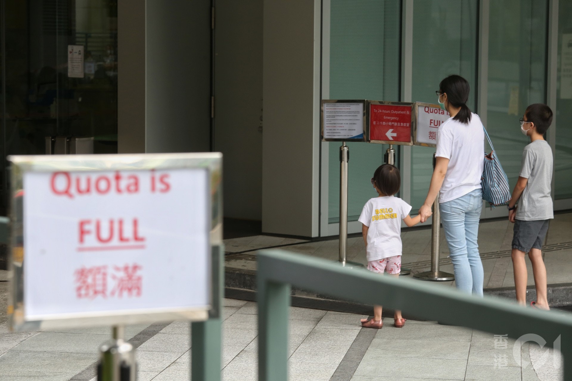 港怡醫院新型肺炎病毒檢測服務今日(20日)起恢復現場排籌,大批市民排隊登記。(張浩維攝) 港怡醫院新型肺炎病毒檢測服務今日(20日)起恢復現場排籌,大批市民排隊登記。(張浩維攝)