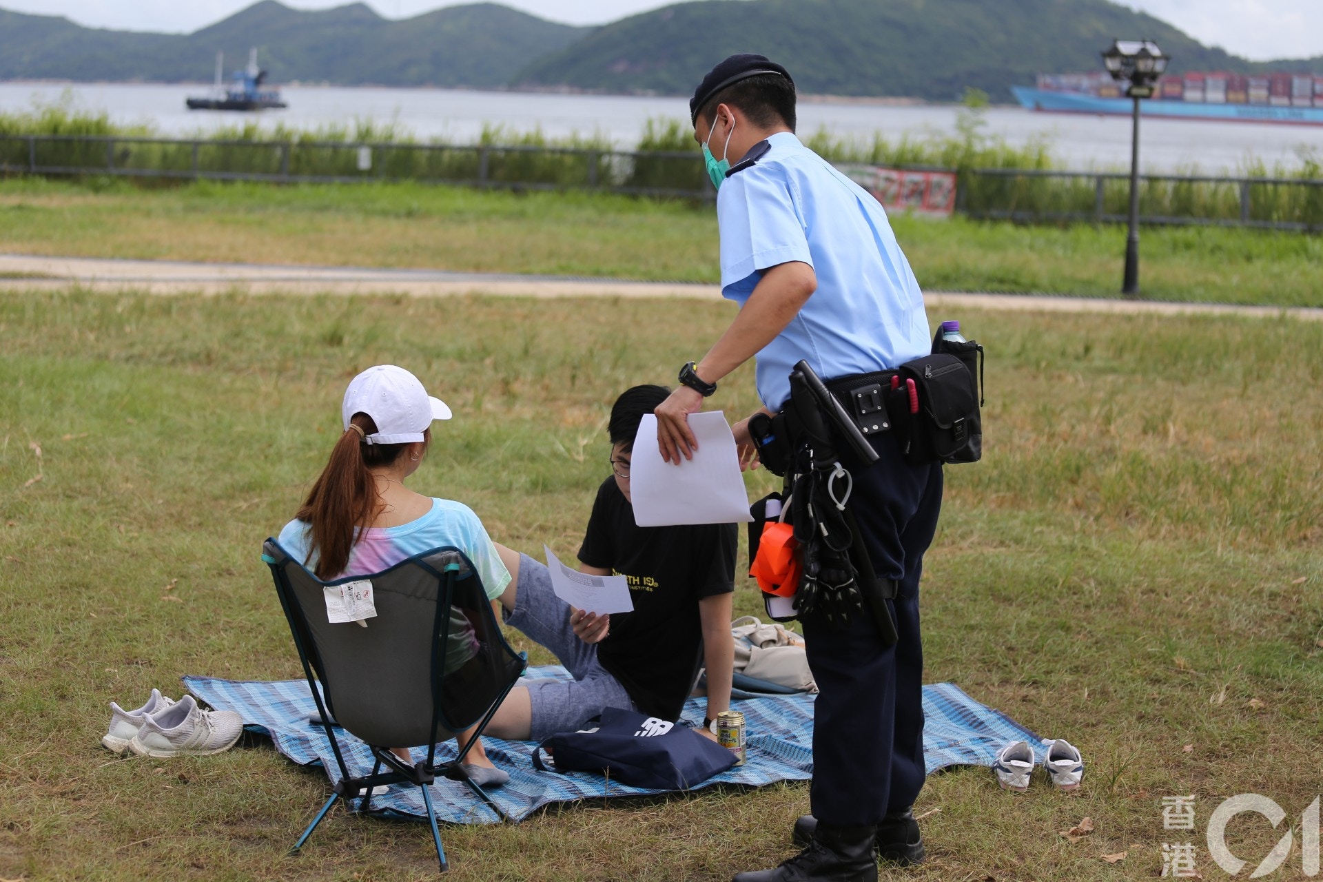 警方人員在發生毒狗案一帶向市民派發傳單。(倪禮碧攝) 警方人員在發生毒狗案一帶向市民派發傳單。(倪禮碧攝)