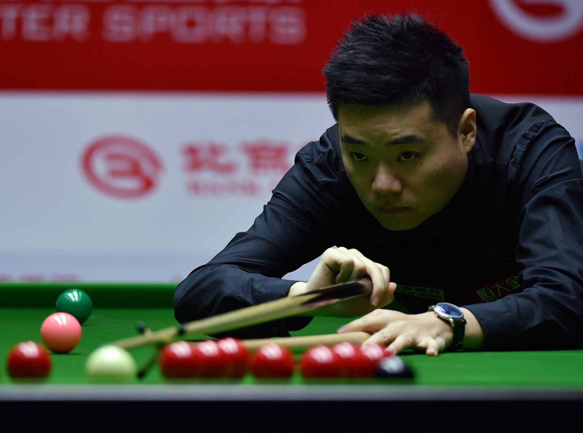丁俊暉落後0:2下反勝晉級。(新華社) 丁俊暉落後0:2下反勝晉級。(新華社)