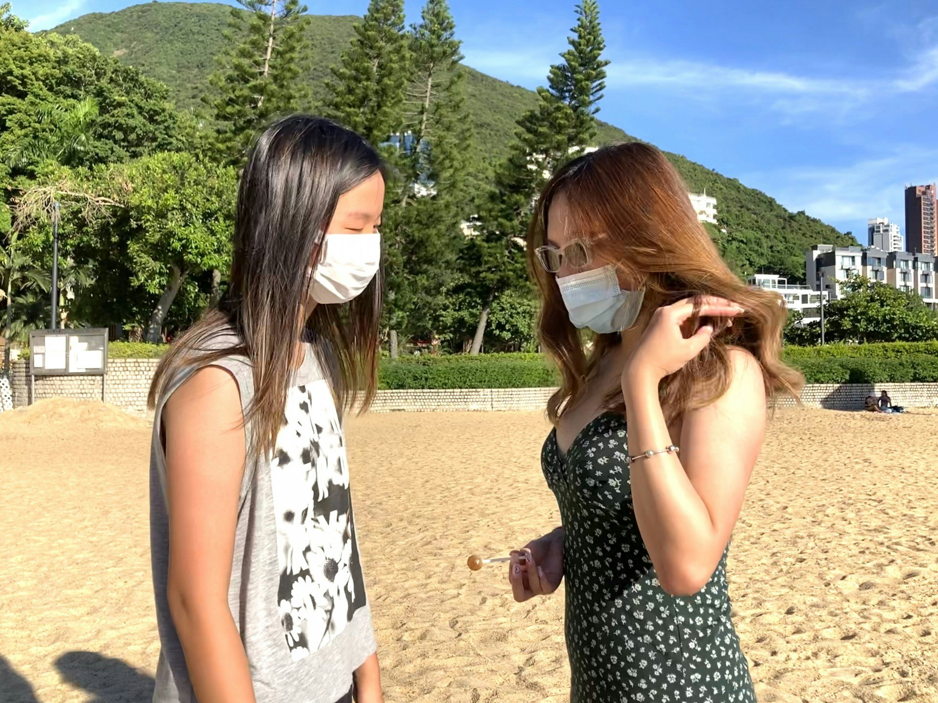 從美國回港渡過暑假的鄺小姐(右)表示,到淺水灣為了與朋友拍照留念。(歐陽德浩攝) 從美國回港渡過暑假的鄺小姐(右)表示,到淺水灣為了與朋友拍照留念。(歐陽德浩攝)