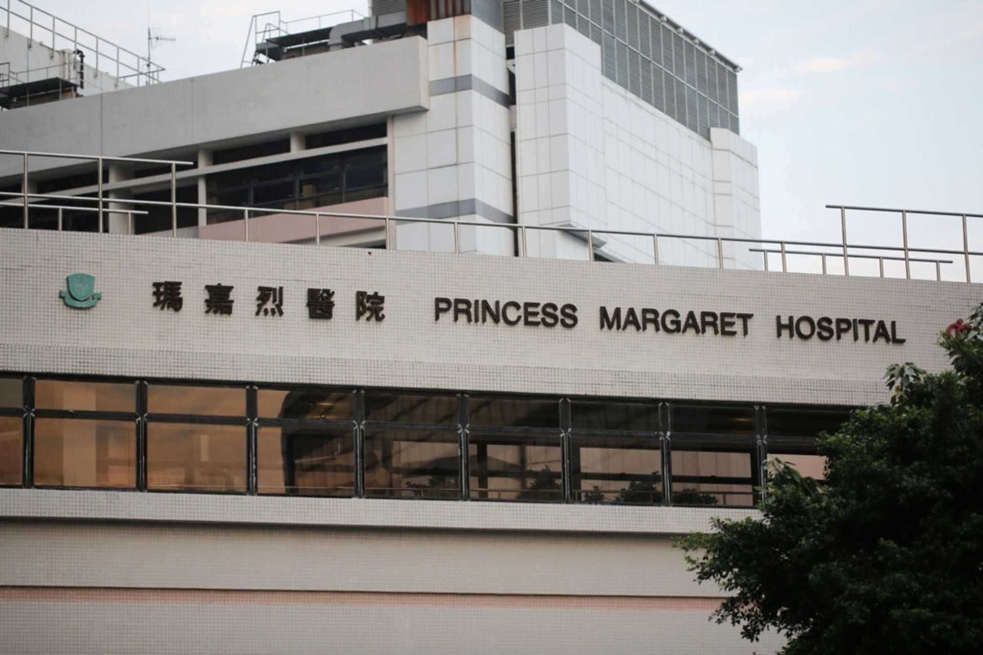 瑪嘉烈醫院一名確診病人突然情緒激動,護士及保安員身穿保護裝備,進入隔離病房為他進行肢體約束。(資料圖片) 瑪嘉烈醫院一名確診病人突然情緒激動,護士及保安員身穿保護裝備,進入隔離病房為他進行肢體約束。(資料圖片)