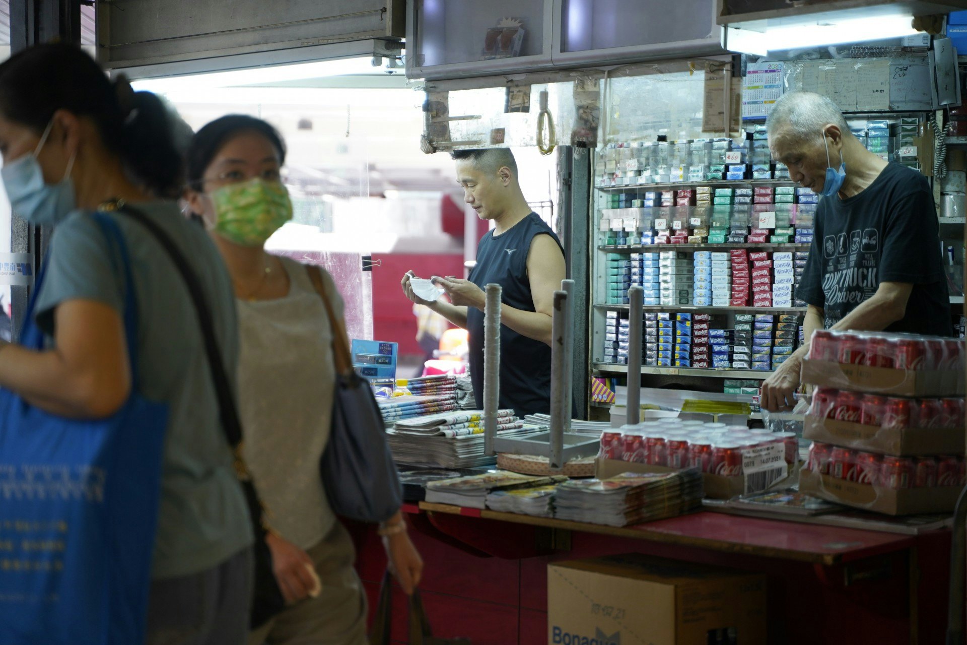 荃灣巴士總站及港鐵站附近商場視察,發現仍有部份商店檔販、職員及等待巴士的乘客將口罩拉低,部份人沒有戴上,被記者發現後即取出戴上。(鄭子峰攝) 荃灣巴士總站及港鐵站附近商場視察,發現仍有部份商店檔販、職員及等待巴士的乘客將口罩拉低,部份人沒有戴上,被記者發現後即取出戴上。(鄭子峰攝)