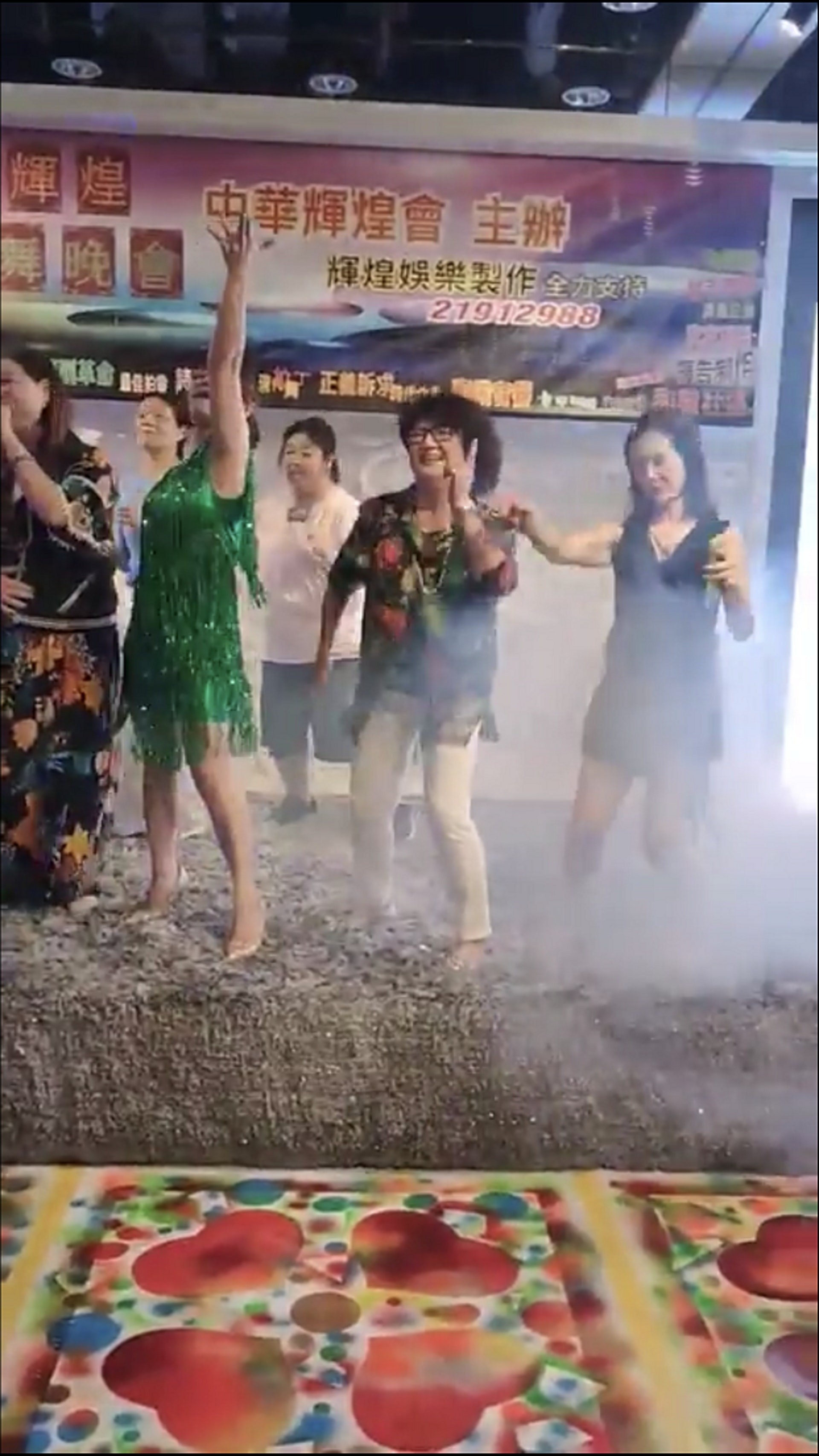 出席人士沒有戴口罩,載歌載舞。(網上影片截圖) 出席人士沒有戴口罩,載歌載舞。(網上影片截圖)