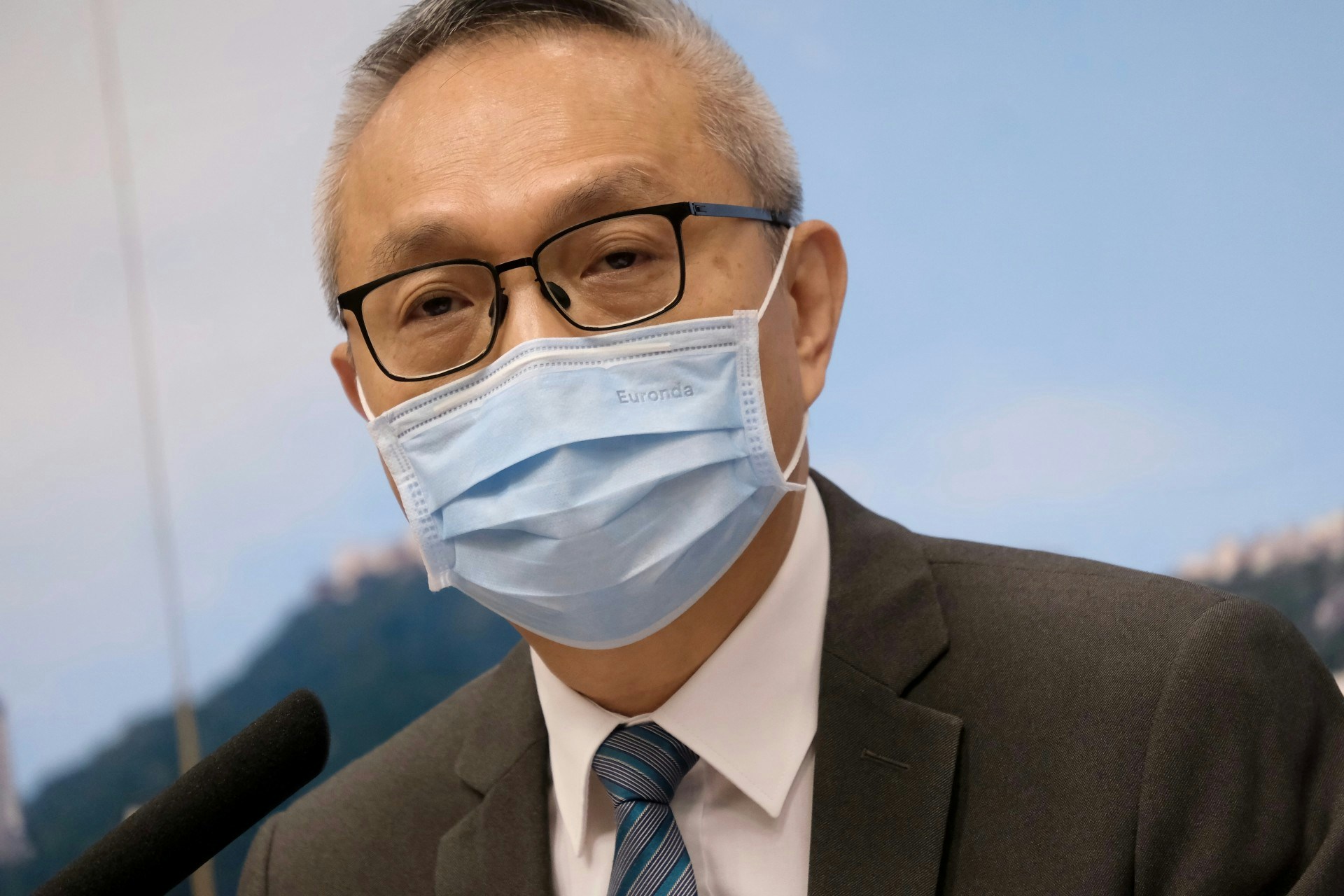 食物及衞生局副局長徐德義指，病毒基於飛沫傳播，若能減少市民除下口罩的機會，政府措施相信都會有調整，不排除推出全日禁堂食的加強方案。（歐嘉樂攝）