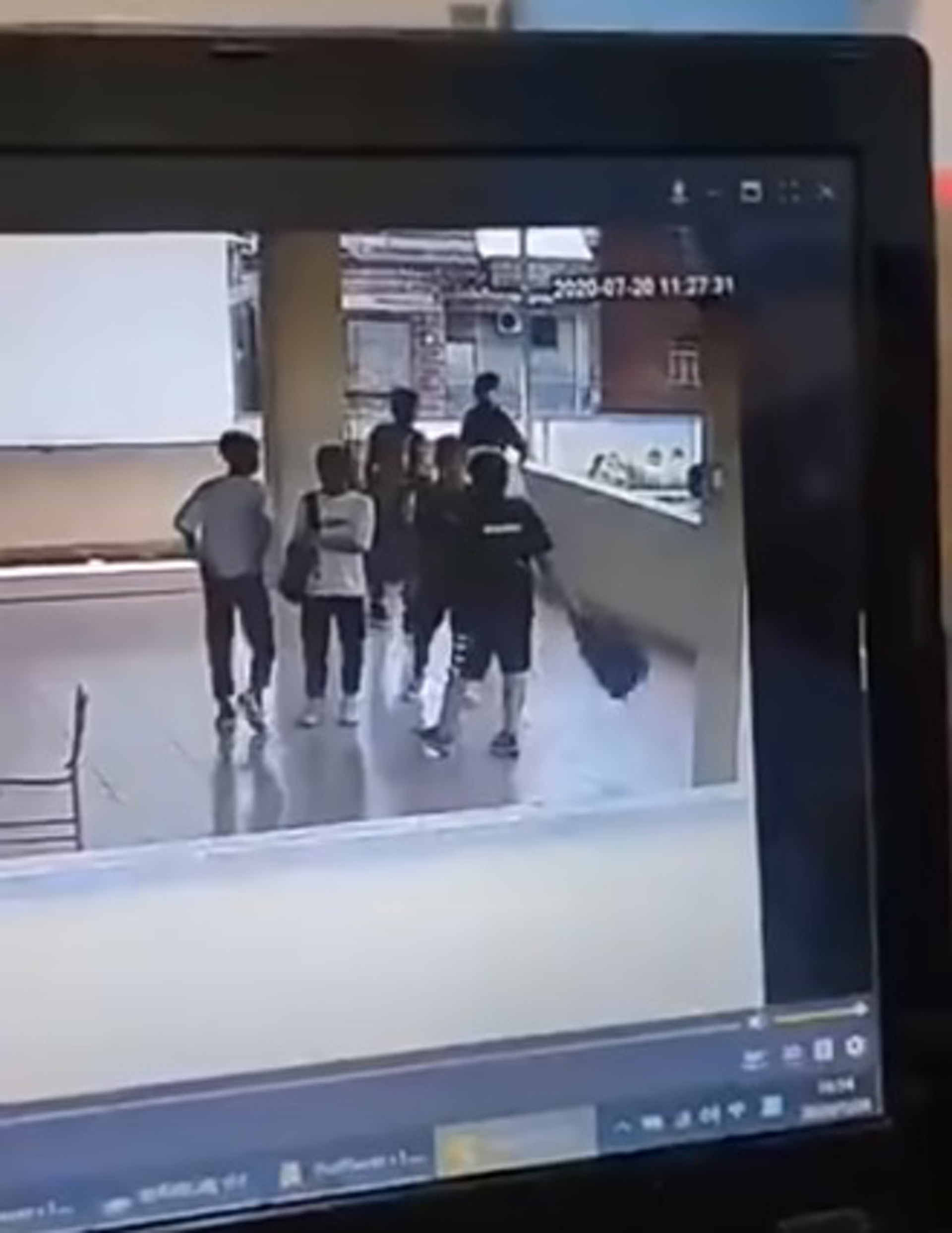 閉路電視拍到,廖男當時正與數名同學聊天。(Youtube影片截圖) 閉路電視拍到,廖男當時正與數名同學聊天。(Youtube影片截圖)