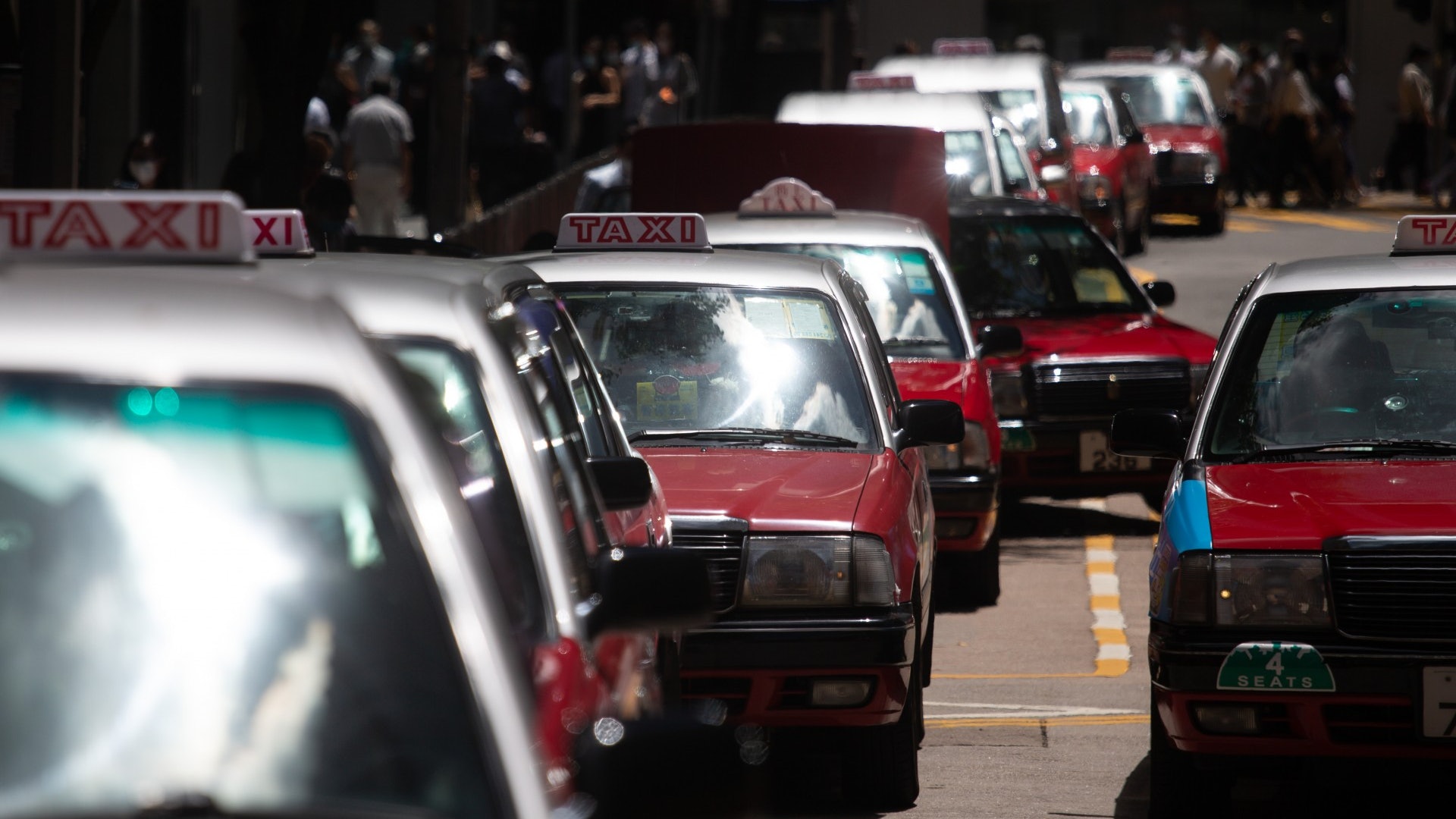 新冠肺炎|中環的士「車等人」車龍長300米 司機:生意較3月更差 新冠肺炎|中環的士「車等人」車龍長300米 司機:生意較3月更差