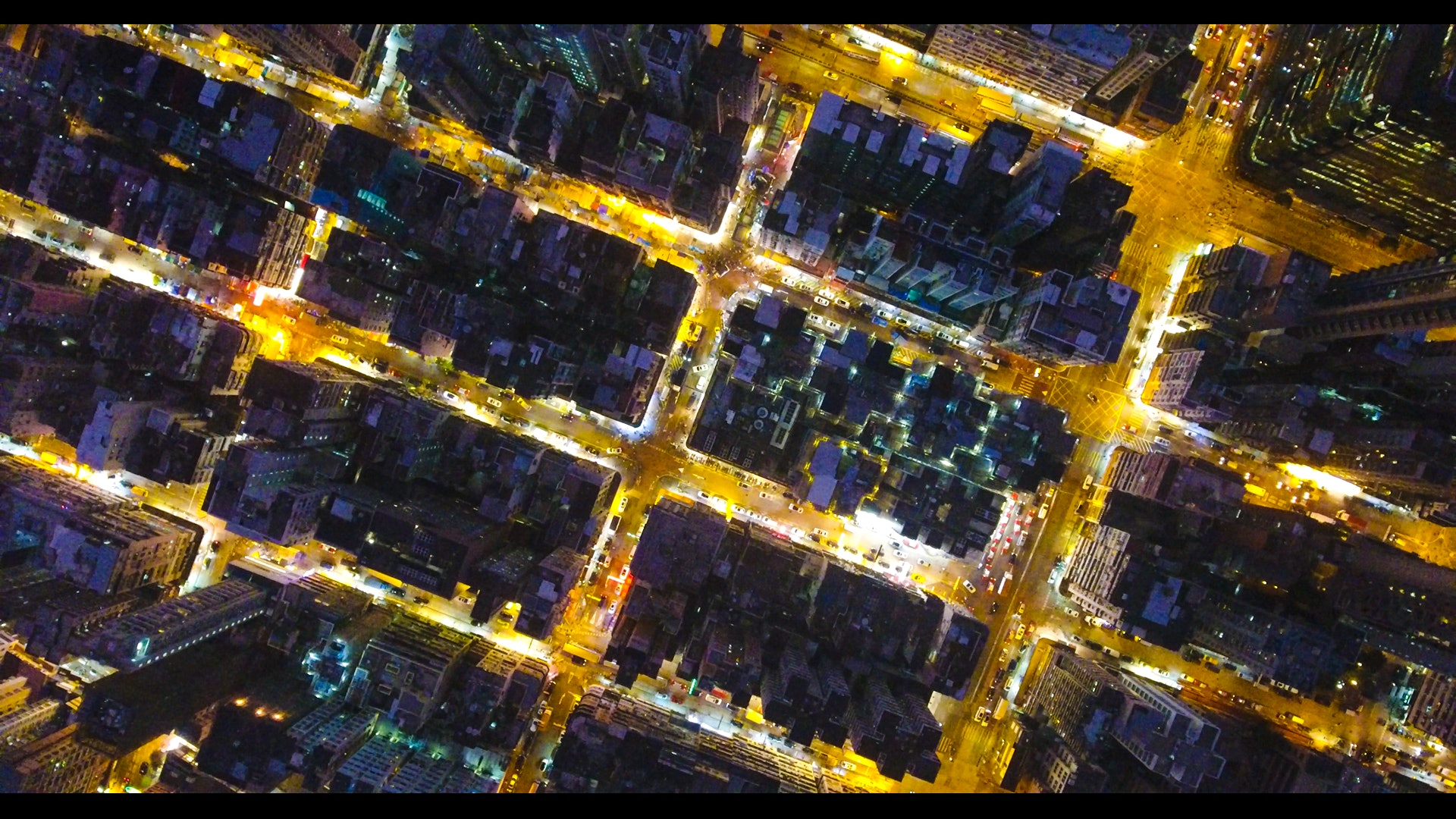 航拍機下的深水埗夜景。 航拍機下的深水埗夜景。