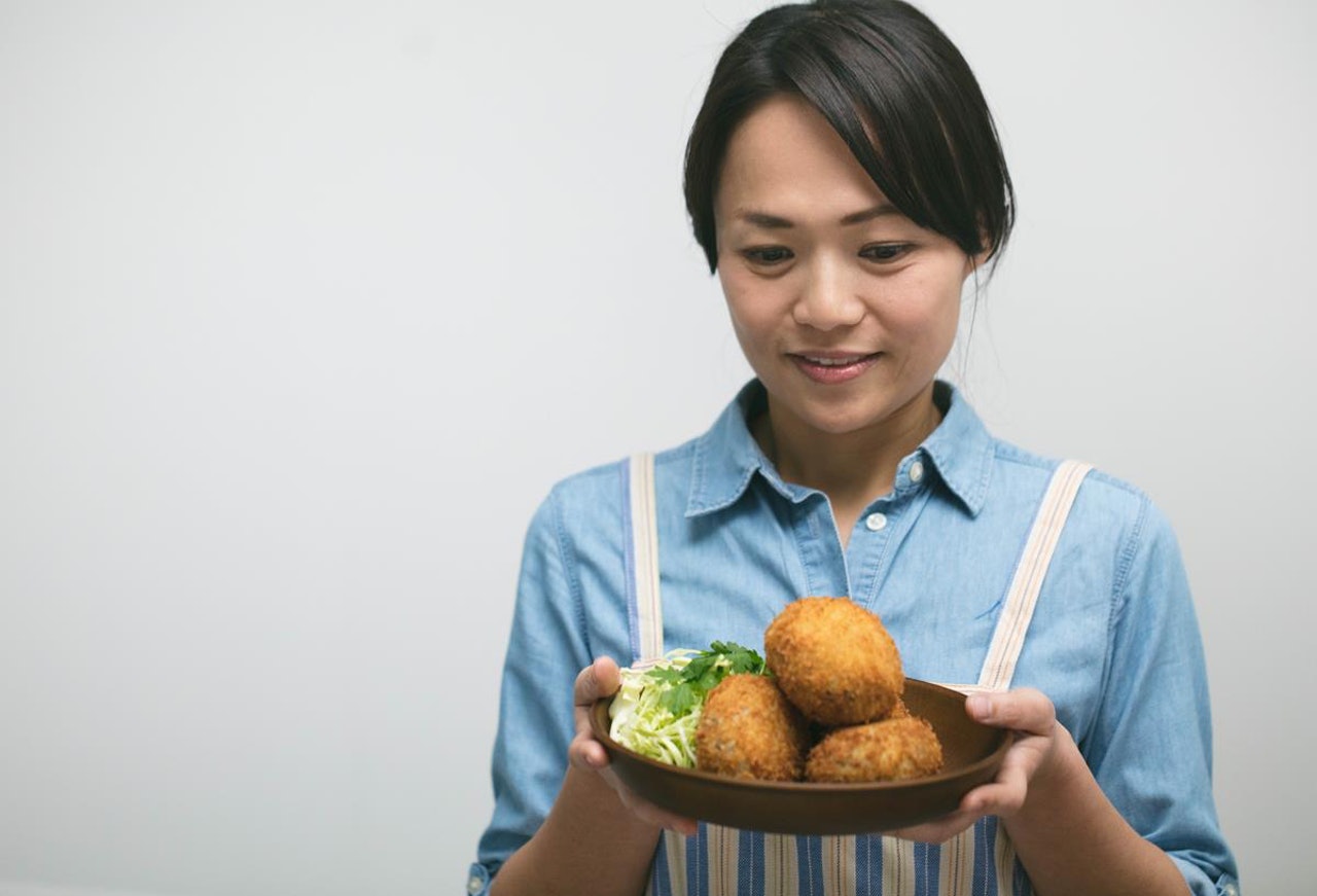 Mavise每天給孩子預備日式便當,還身兼日式便當老師,擅長烹調日式家庭料理。正籌備料理新書,滿載60道精緻又健康的簡易日式家庭料理。 Mavise每天給孩子預備日式便當,還身兼日式便當老師,擅長烹調日式家庭料理。正籌備料理新書,滿載60道精緻又健康的簡易日式家庭料理。