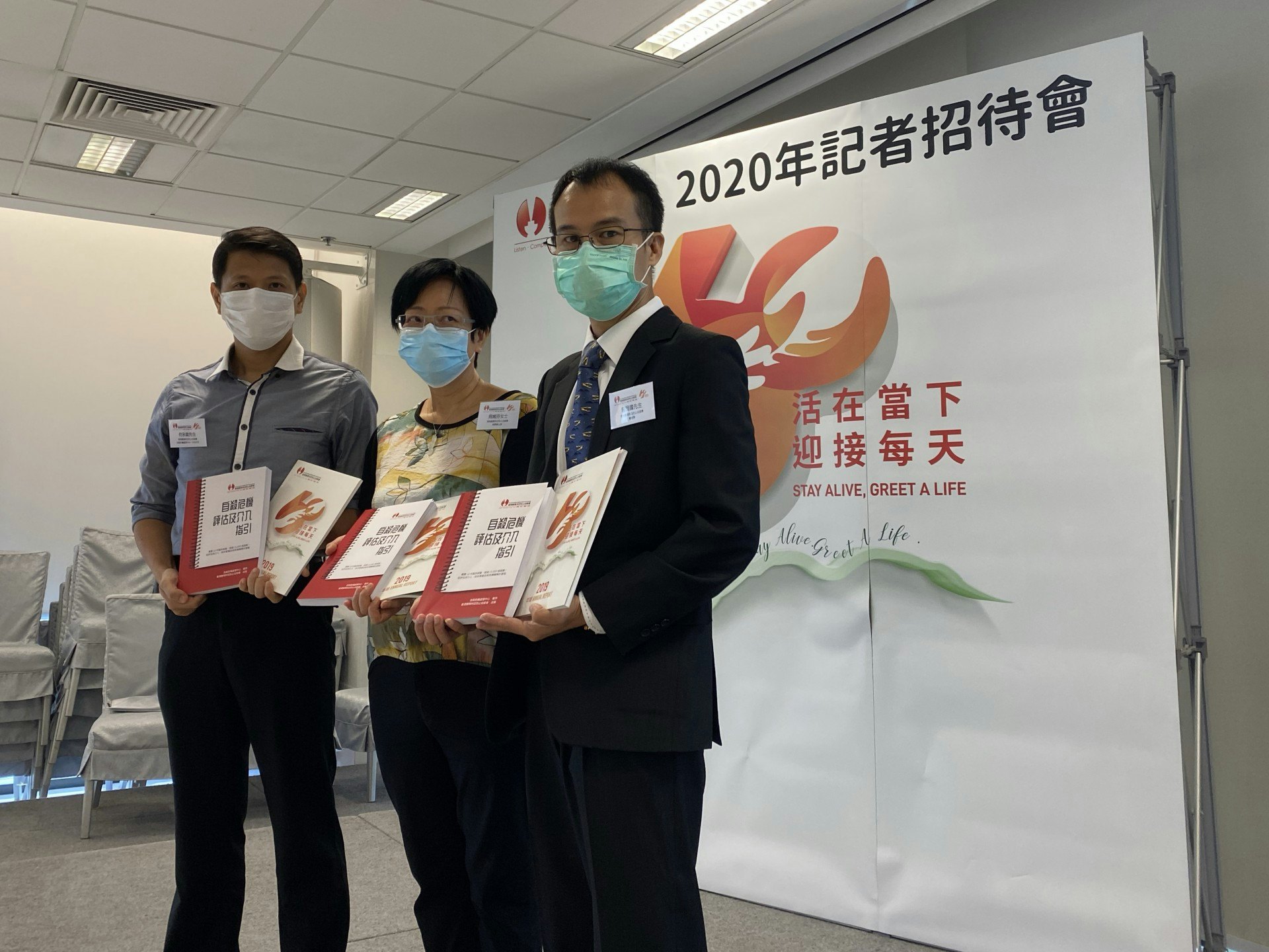香港撒瑪利亞防止自殺會總幹事曾展國(右)擔心經濟壓力或引起部分人產生輕生念頭。(麥凱茵攝) 香港撒瑪利亞防止自殺會總幹事曾展國(右)擔心經濟壓力或引起部分人產生輕生念頭。(麥凱茵攝)