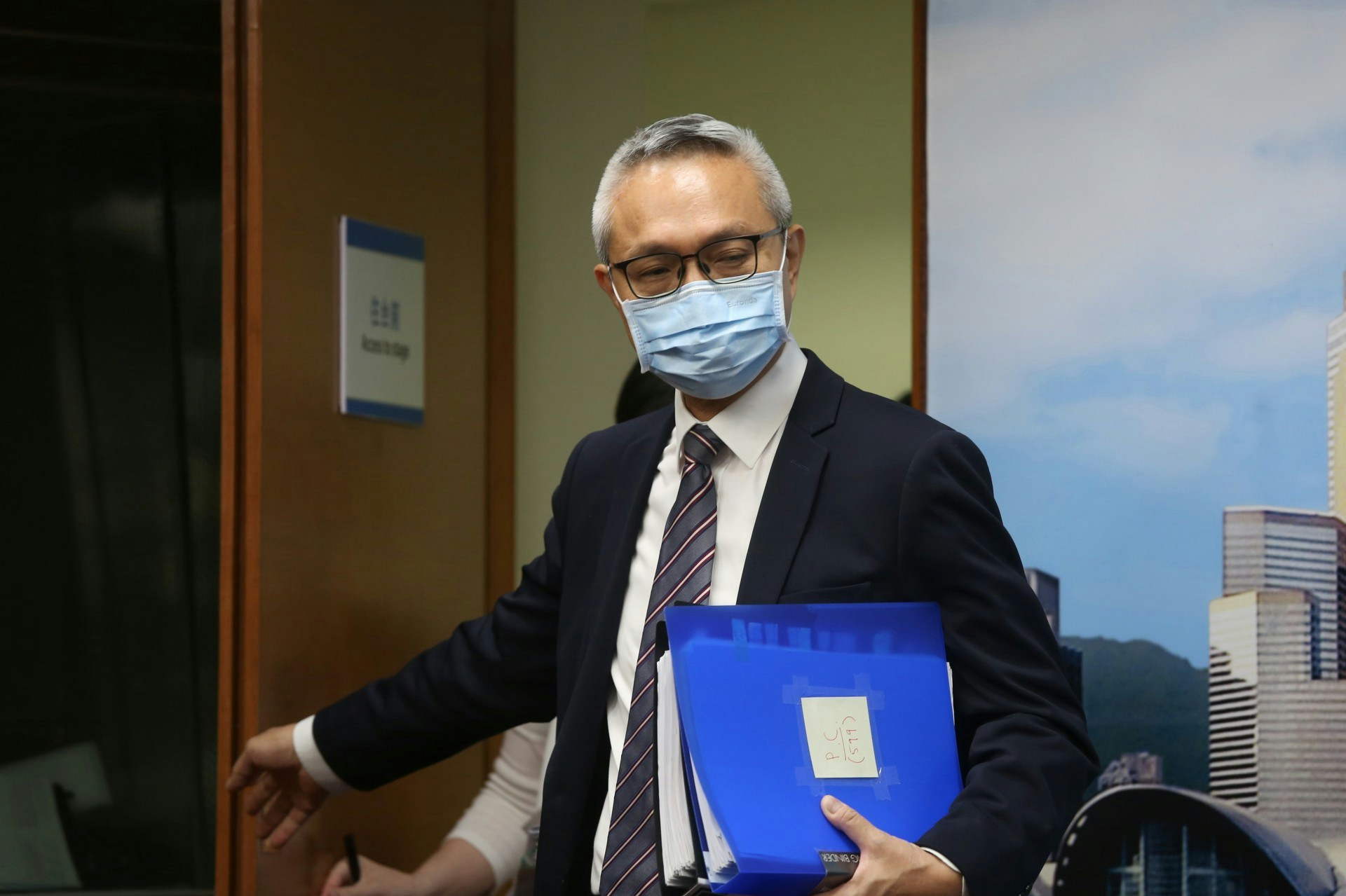食物及衞生局副局長徐德義稱，香港不少物資需從外地入口，為維持必須供應民生物資，需要考慮豁免，不同政策局均是從民生角度考慮安排。（張浩維攝）