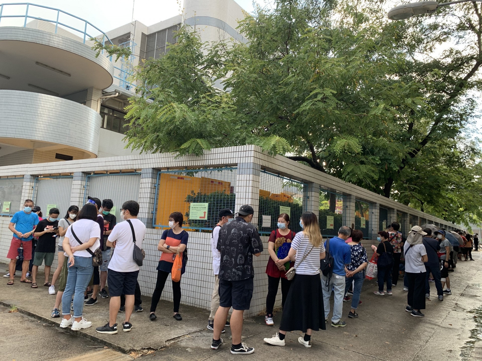 7月27日,記者7時到屯門湖康診所外視察,現場已有近百人排隊。(勞敏儀攝) 7月27日,記者7時到屯門湖康診所外視察,現場已有近百人排隊。(勞敏儀攝)