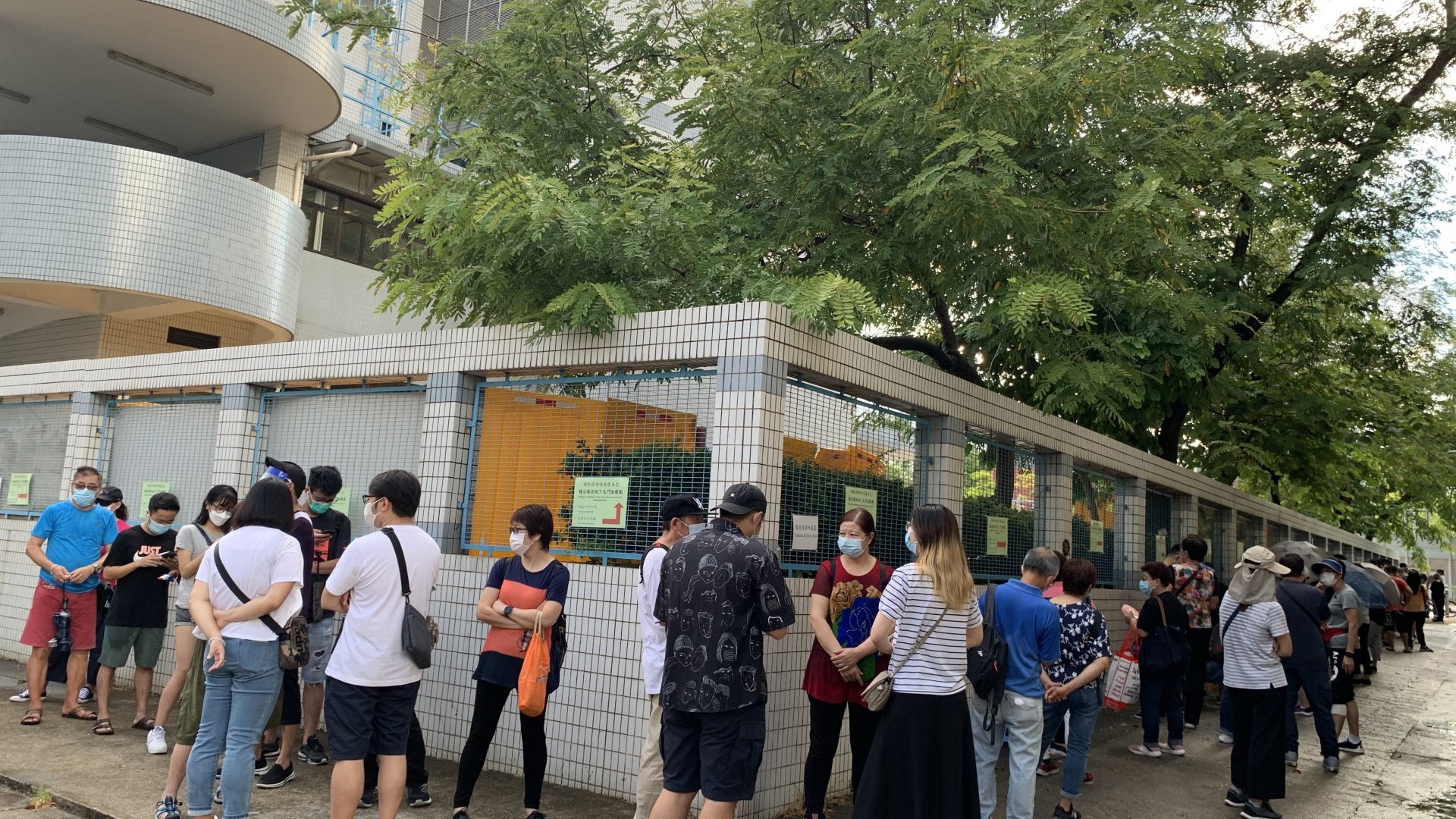 新冠肺炎|屯門富臨茶客凌晨4時輪候檢測 院舍廚師望取證明復工 新冠肺炎|屯門富臨茶客凌晨4時輪候檢測 院舍廚師望取證明復工