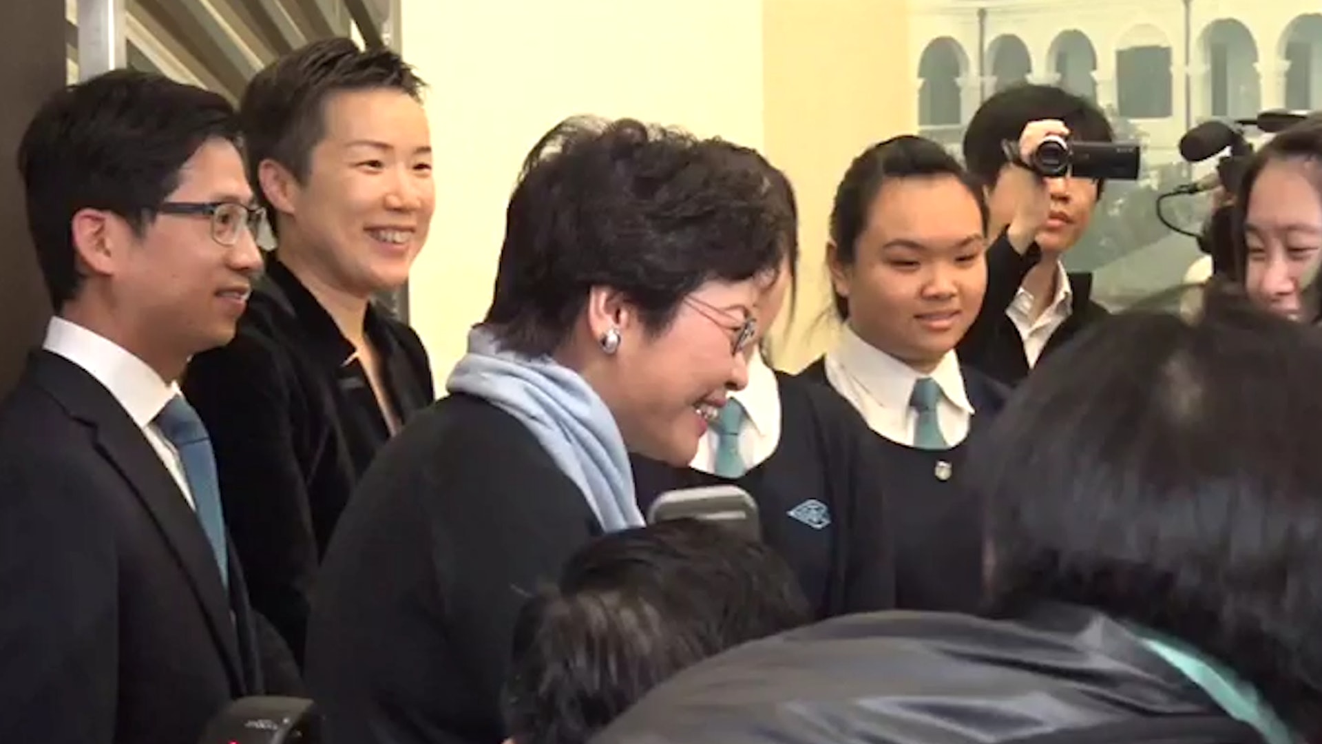 林鄭月娥今早探訪母校嘉諾撒聖方濟各書院。 林鄭月娥今早探訪母校嘉諾撒聖方濟各書院。
