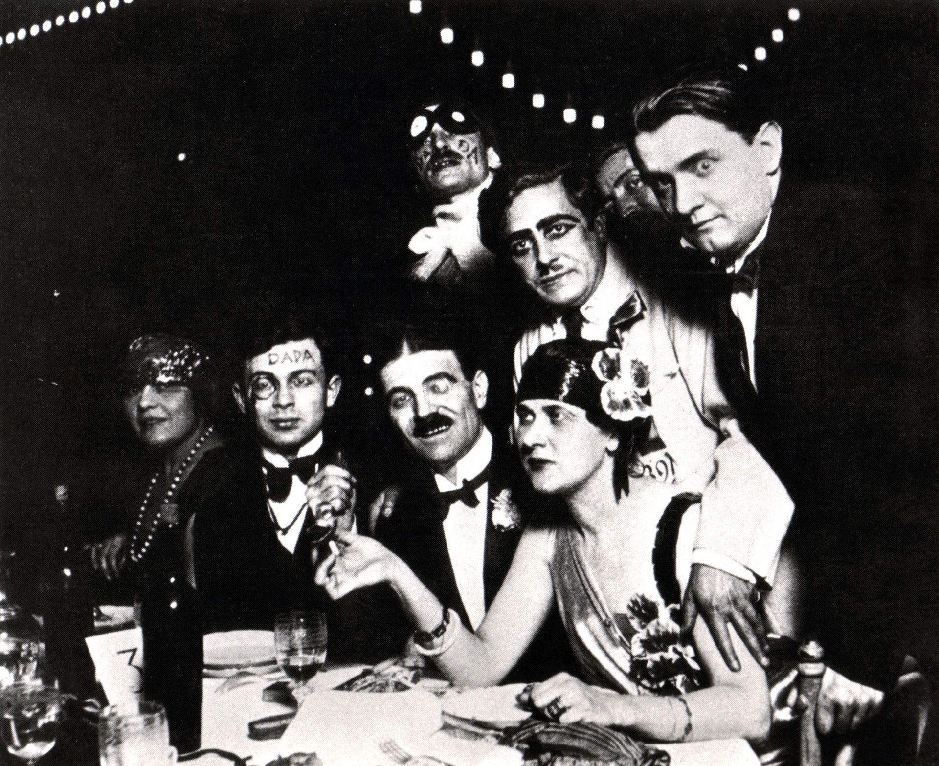 達達主義藝術家Auric, Picabia, Ribemont, Dessaignes, G. Everling, Casella, Tzara,攝於1920年。(Getty Images) 達達主義藝術家Auric, Picabia, Ribemont, Dessaignes, G. Everling, Casella, Tzara,攝於1920年。(Getty Images)
