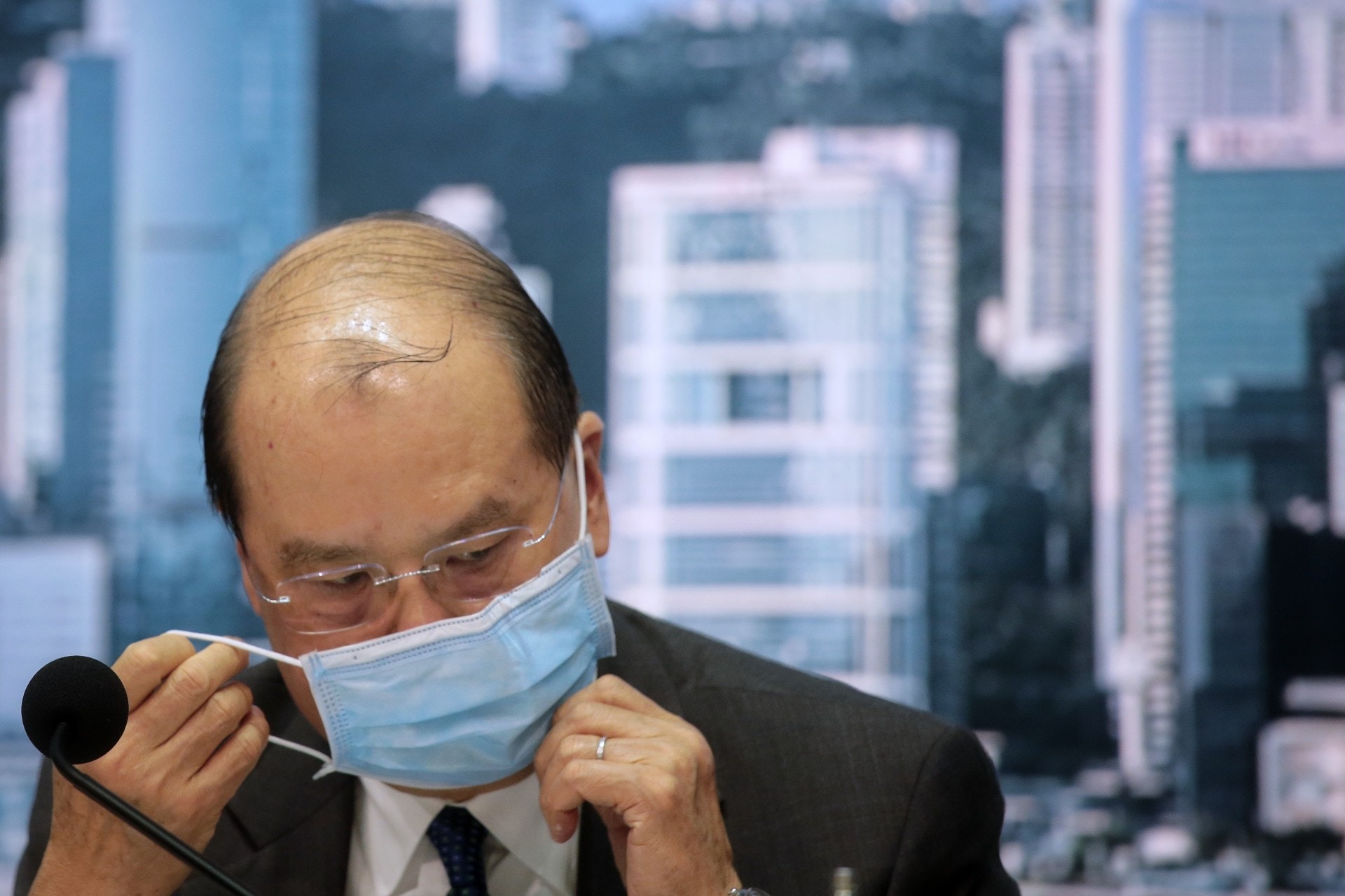 張建宗指，社區大規模爆發風險非常高，需收緊防疫措施。（李澤彤攝）
