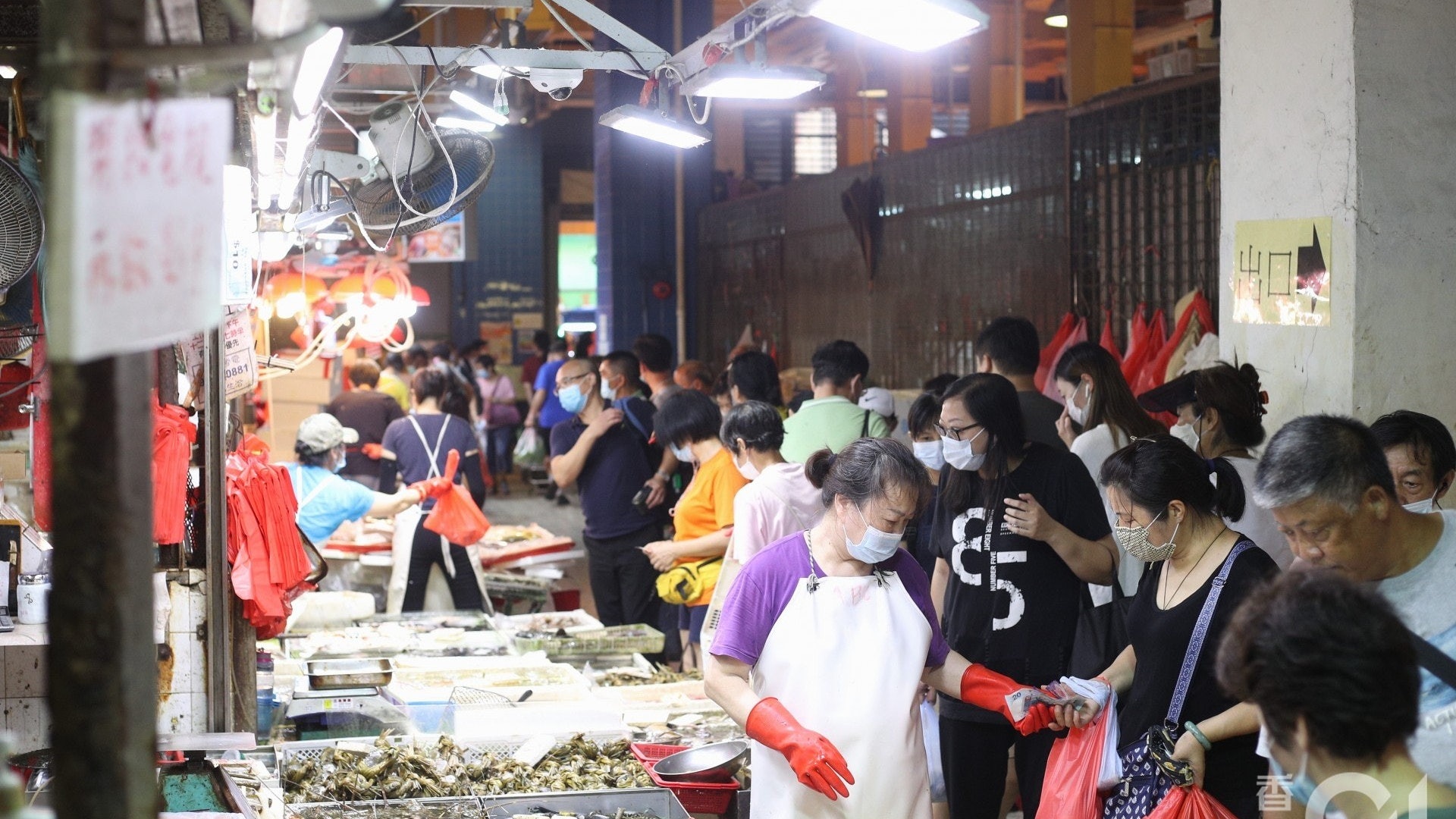 口罩令|食環署零的突破 檢控街市2檔員及1送貨工人拒戴口罩 口罩令|食環署零的突破 檢控街市2檔員及1送貨工人拒戴口罩