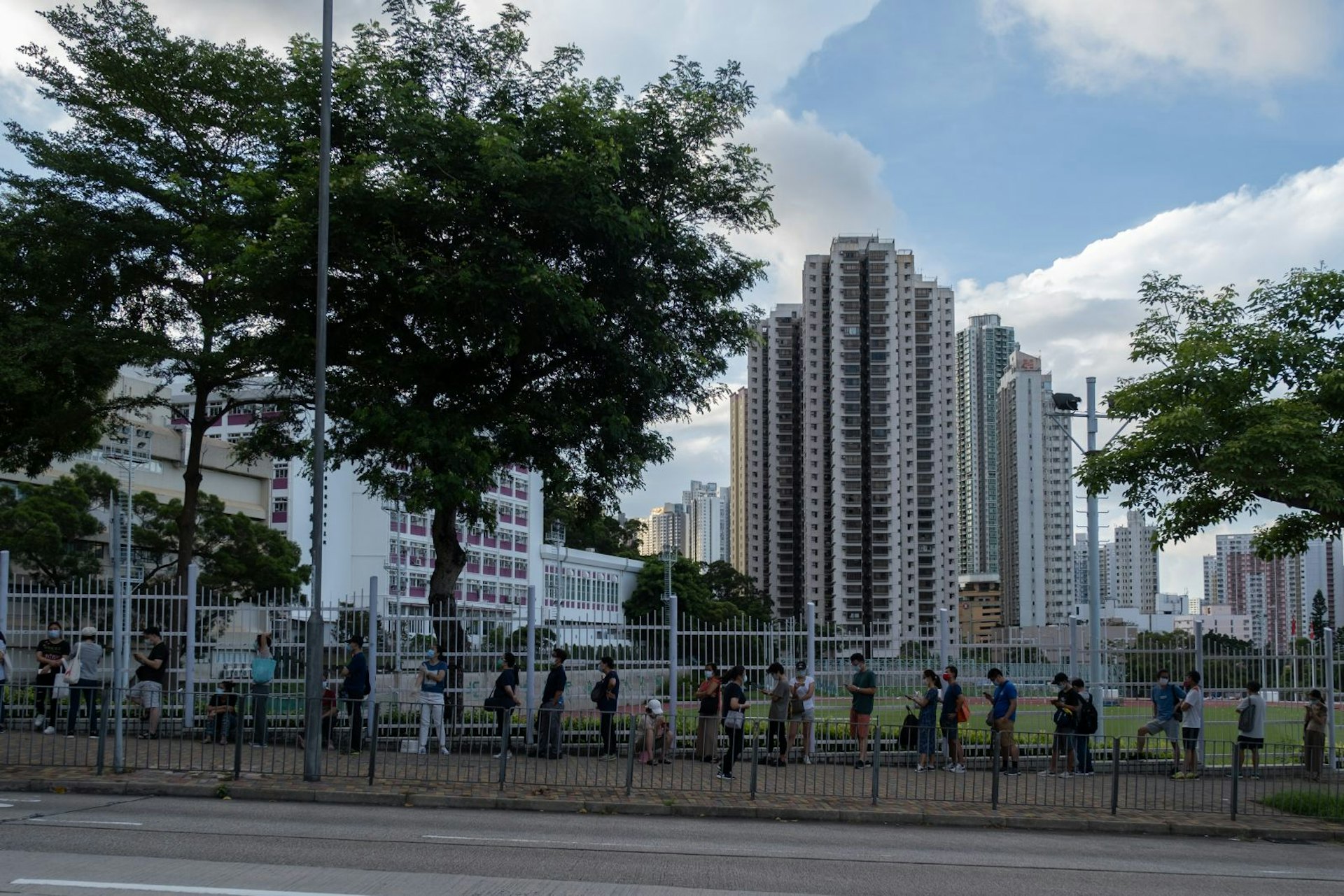 7月28日,市民一早到鑽石山的東九龍普通科門診診所,排隊索取深層唾液樣本檢測樽。(梁鵬威攝) 7月28日,市民一早到鑽石山的東九龍普通科門診診所,排隊索取深層唾液樣本檢測樽。(梁鵬威攝)