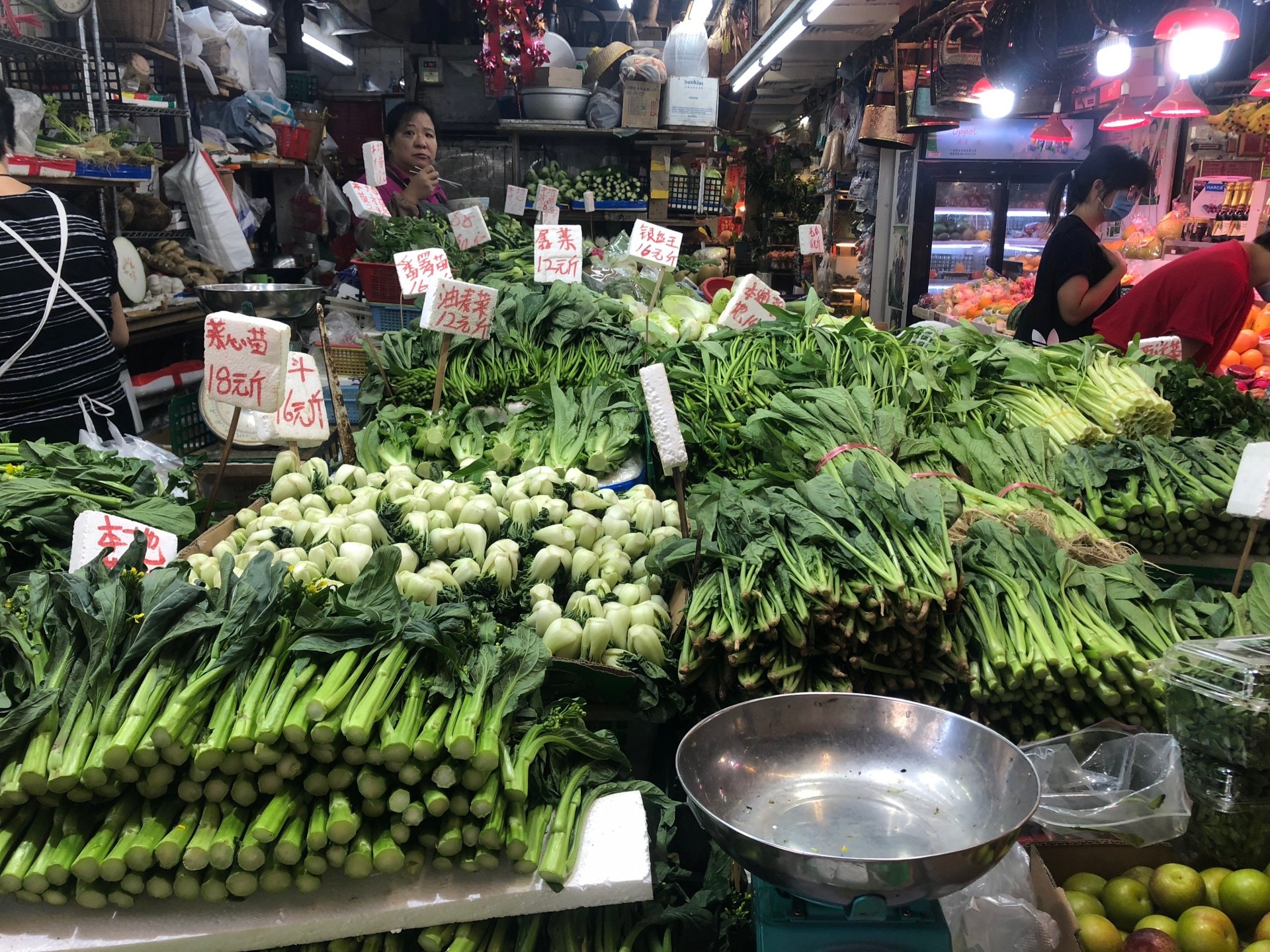 有檔主指，有街坊會一次過買多幾日的食用份量，並傾向買菜心、白菜、生菜等，可存放四至五日的蔬菜。（胡家欣攝）