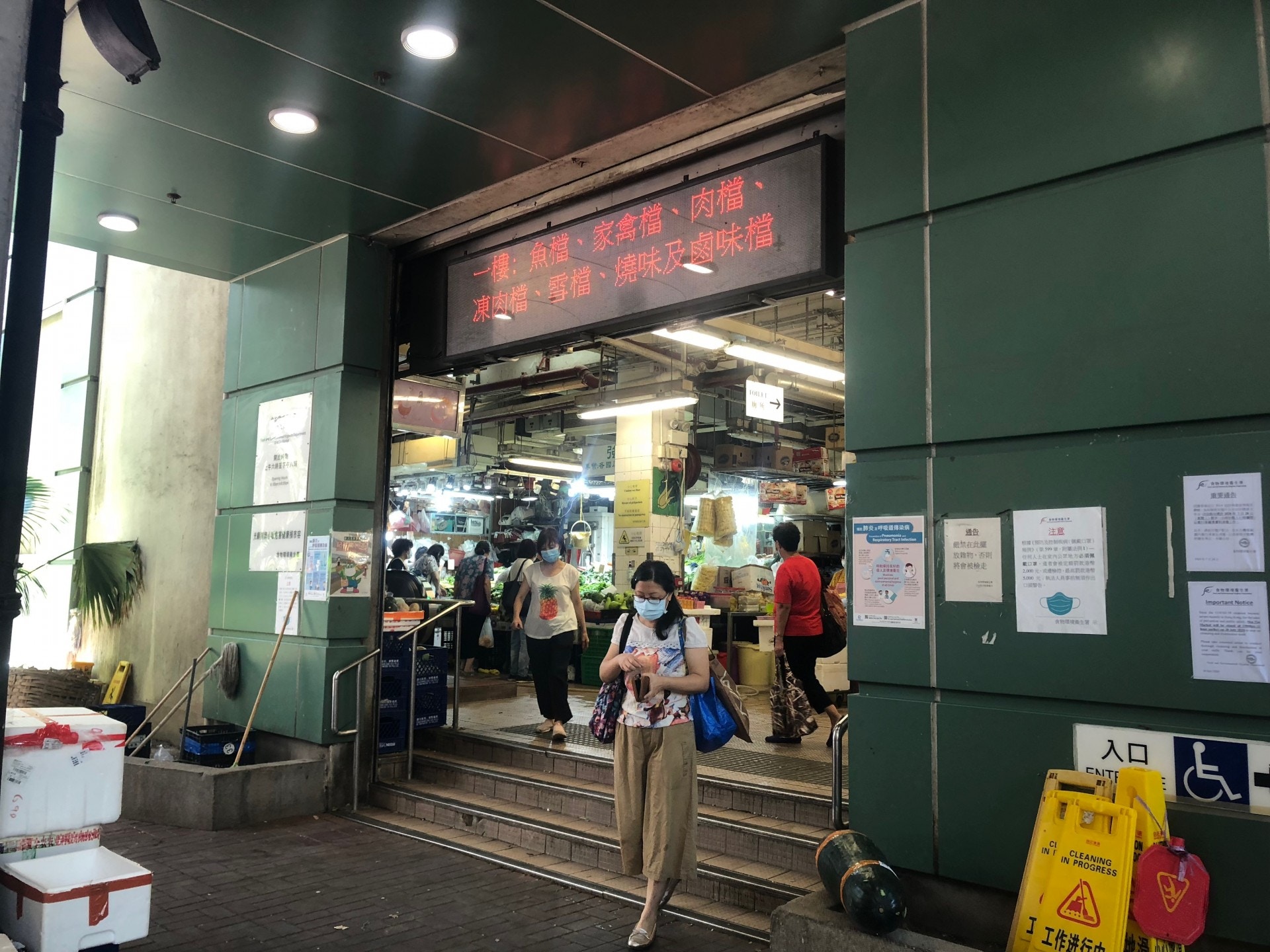 在中午時份，有不少街坊前來沙田街市買餸，不過，檔主表示，今日人流未見有明顯增加。（胡家欣攝）