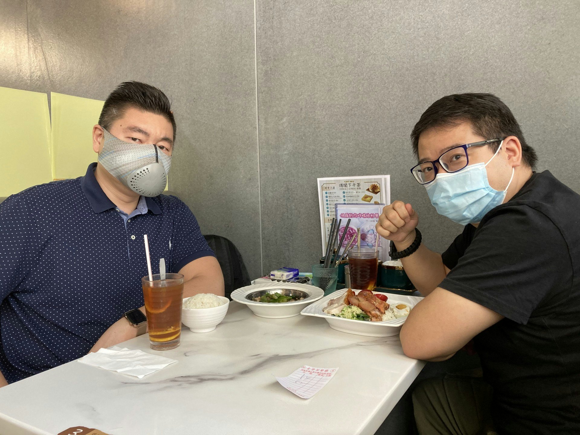 從事金融業的何先生和劉先生為公司同事,他們批評政府失誤導致市民失去娛樂,人生沒意義,「而家係維持生存,而唔係維持生活!」(歐陽德浩攝) 從事金融業的何先生和劉先生為公司同事,他們批評政府失誤導致市民失去娛樂,人生沒意義,「而家係維持生存,而唔係維持生活!」(歐陽德浩攝)