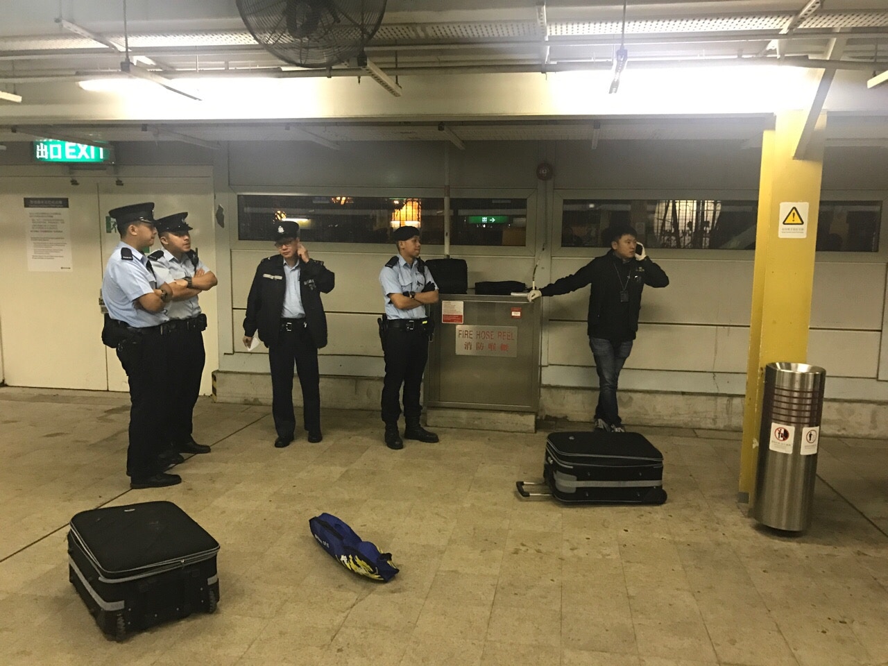 警方於月台上扣起兩個行李箱及一個球拍袋。（潘安奇攝）