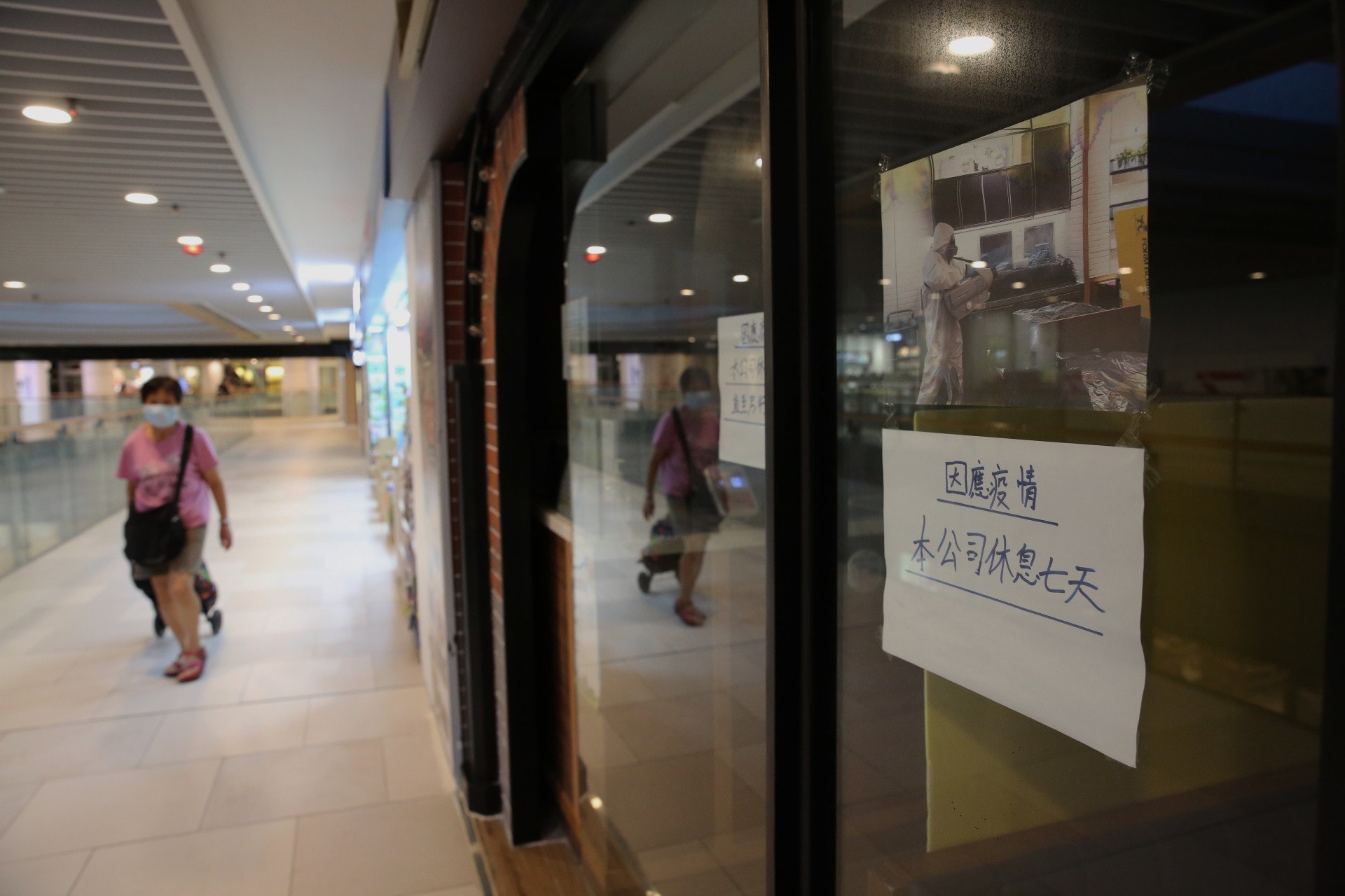 慈雲山中心爆出多名確診個案,7月28日中心在食肆禁堂食的前夕情況。(羅國輝攝) 慈雲山中心爆出多名確診個案,7月28日中心在食肆禁堂食的前夕情況。(羅國輝攝)