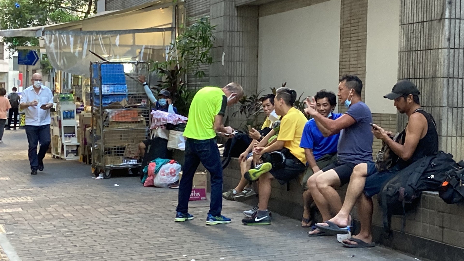 新冠肺炎|周三起室外禁煙 煙民尋破解方法:隔住口罩食電子煙 新冠肺炎|周三起室外禁煙 煙民尋破解方法:隔住口罩食電子煙