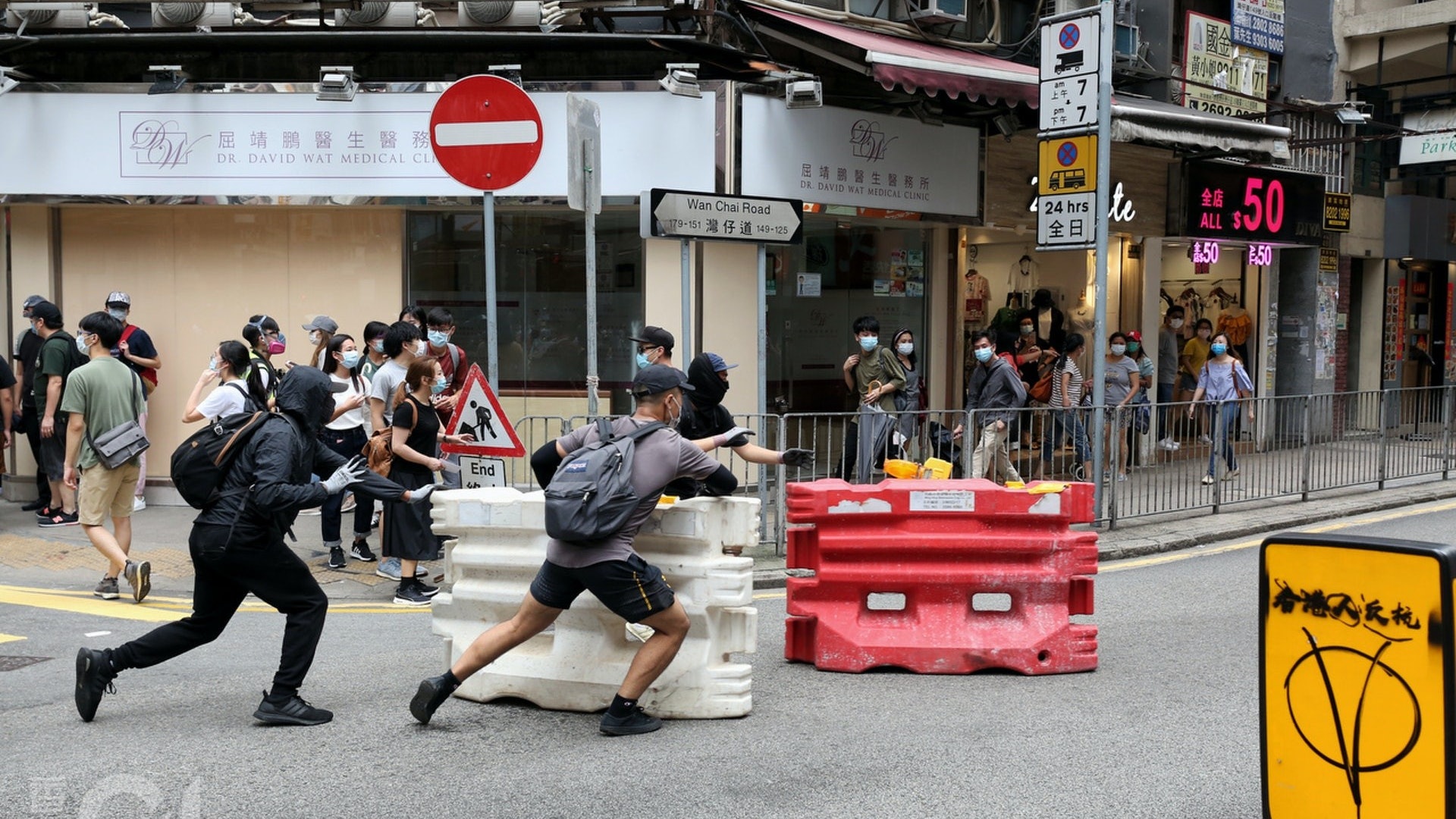 廚師上班途中拋安全閃燈等出馬路 稱對政制不滿而犯案 案押後判 廚師上班途中拋安全閃燈等出馬路 稱對政制不滿而犯案 案押後判