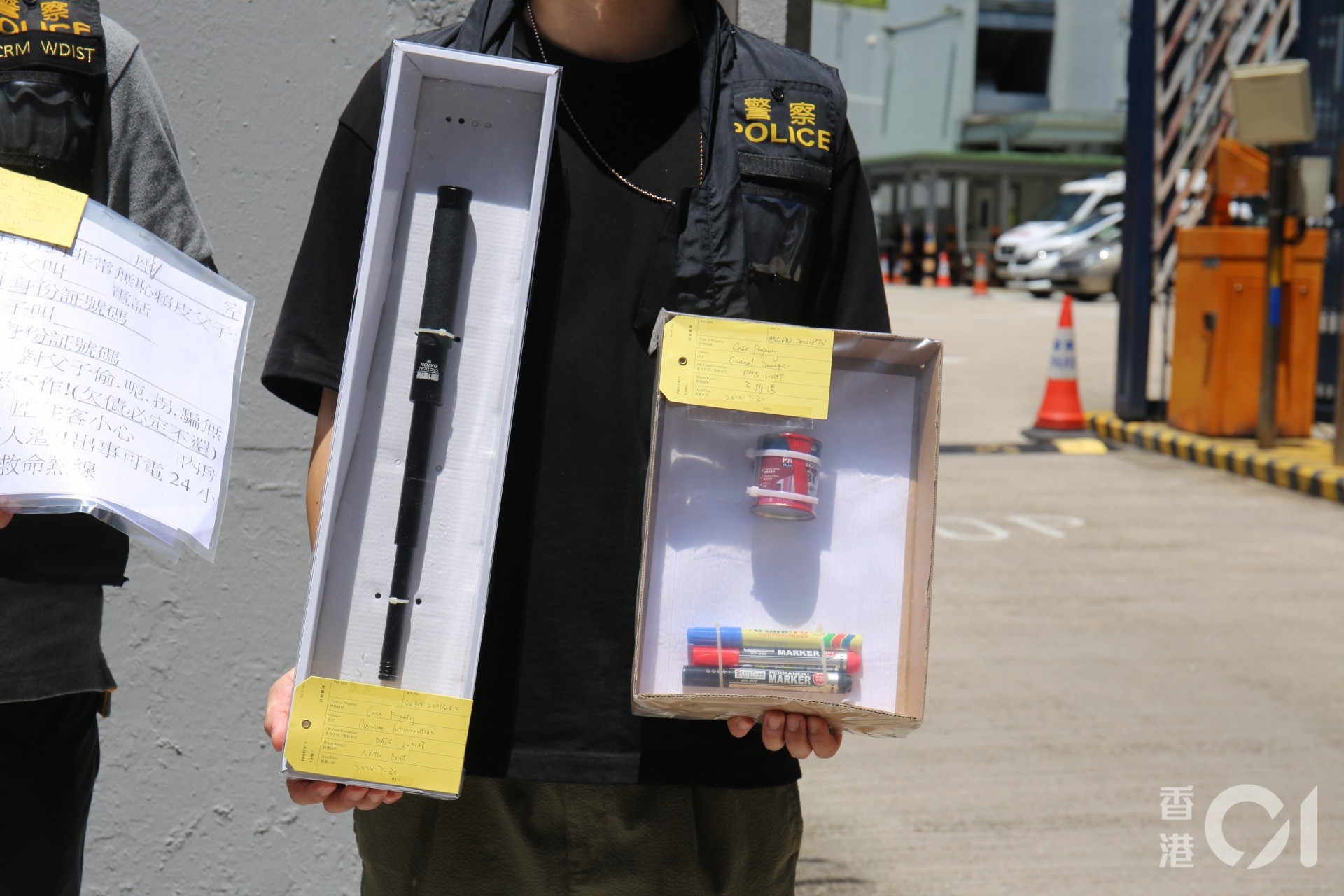 警方檢獲犯罪衣著、伸縮棍及電話作證物。(陳蕾蕾攝) 警方檢獲犯罪衣著、伸縮棍及電話作證物。(陳蕾蕾攝)