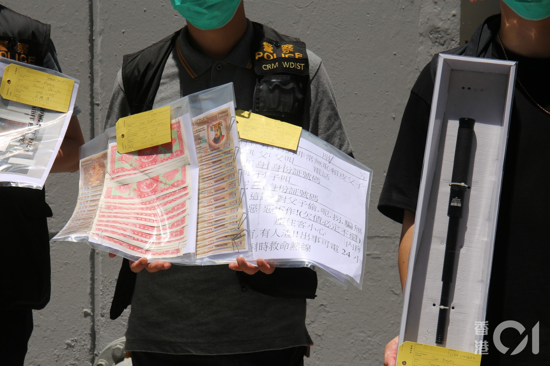 警方檢獲犯罪衣著、伸縮棍及電話作證物。(陳蕾蕾攝) 警方檢獲犯罪衣著、伸縮棍及電話作證物。(陳蕾蕾攝)