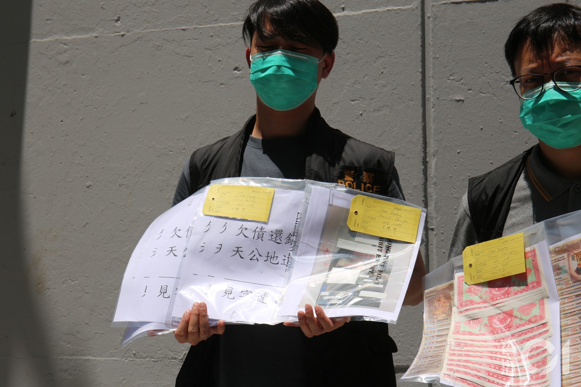 警方檢獲犯罪衣著、伸縮棍及電話作證物。(陳蕾蕾攝) 警方檢獲犯罪衣著、伸縮棍及電話作證物。(陳蕾蕾攝)