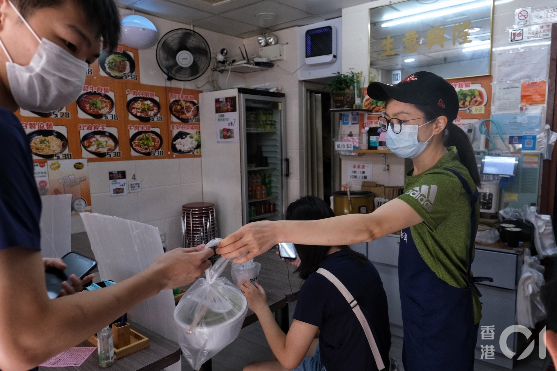 7月30日,全日禁堂食令生效第二日;政府宣布7月31日起食肆可恢復日間堂食服務。(羅君豪攝) 7月30日,全日禁堂食令生效第二日;政府宣布7月31日起食肆可恢復日間堂食服務。(羅君豪攝)