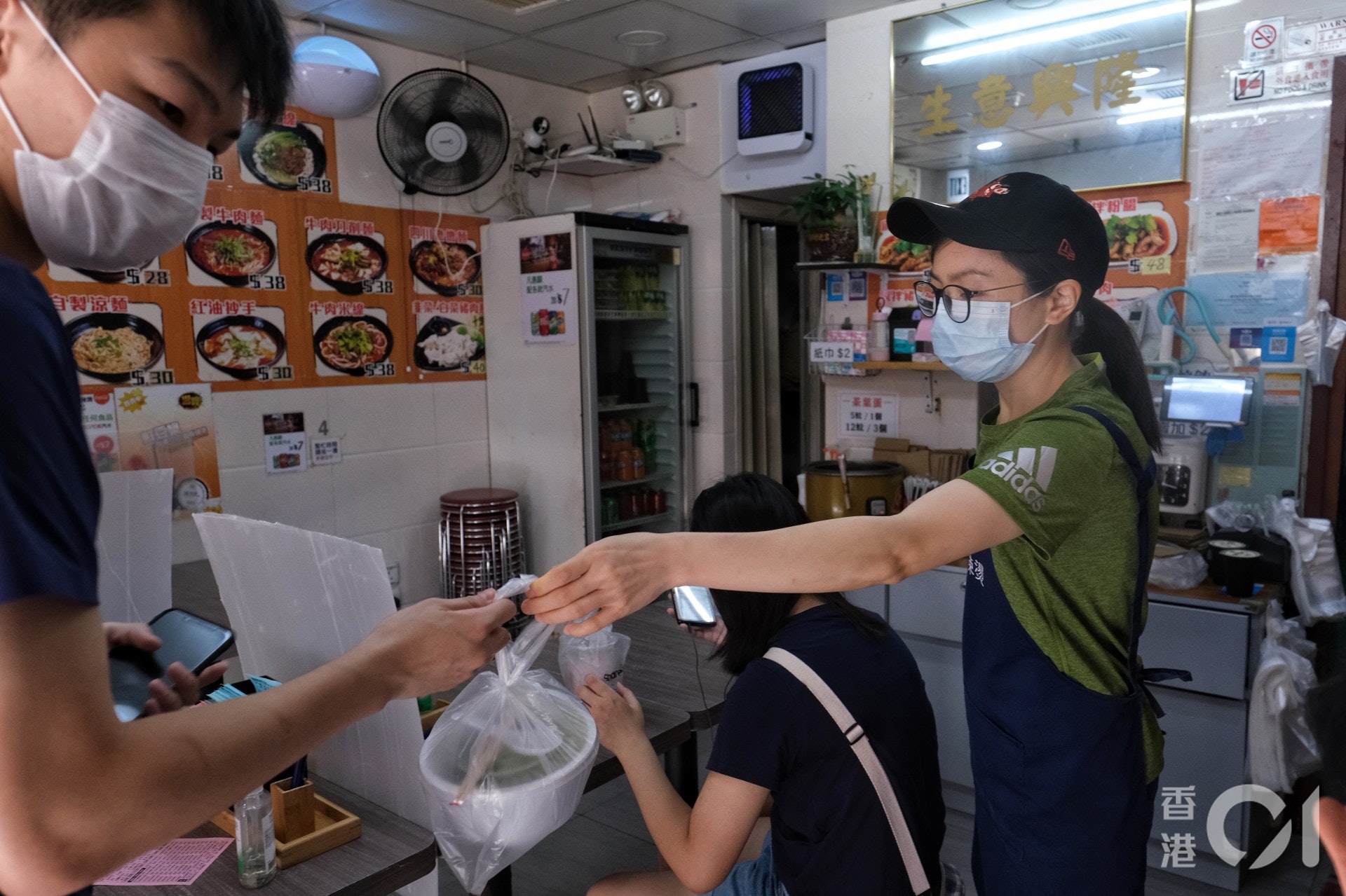 7月30日，全日禁堂食令生效第二日；政府宣布7月31日起食肆可恢復日間堂食服務。（羅君豪攝）