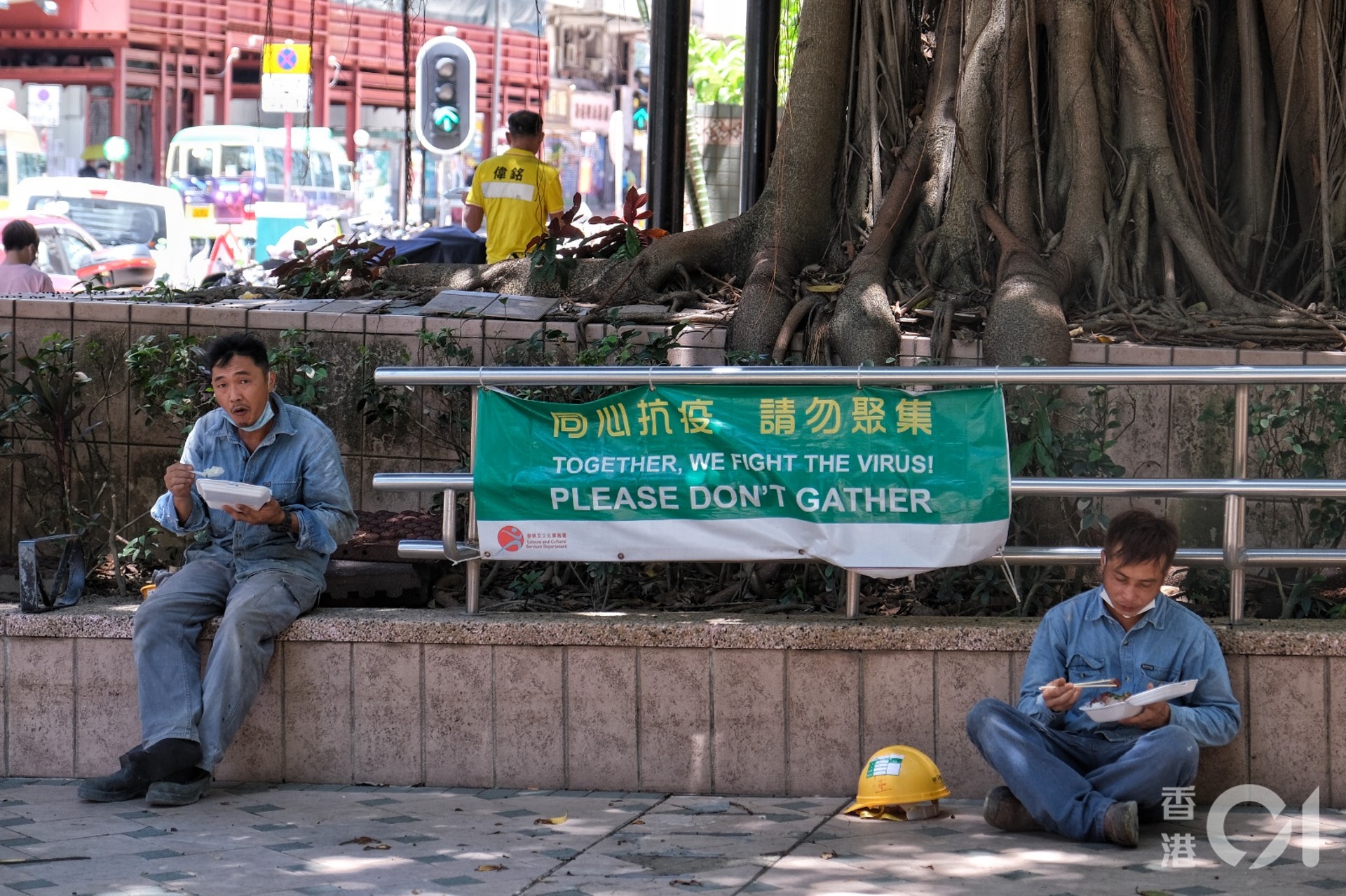 7月30日，炎熱天氣下不少人都躲到樹蔭下進食午餐。（羅君豪攝）