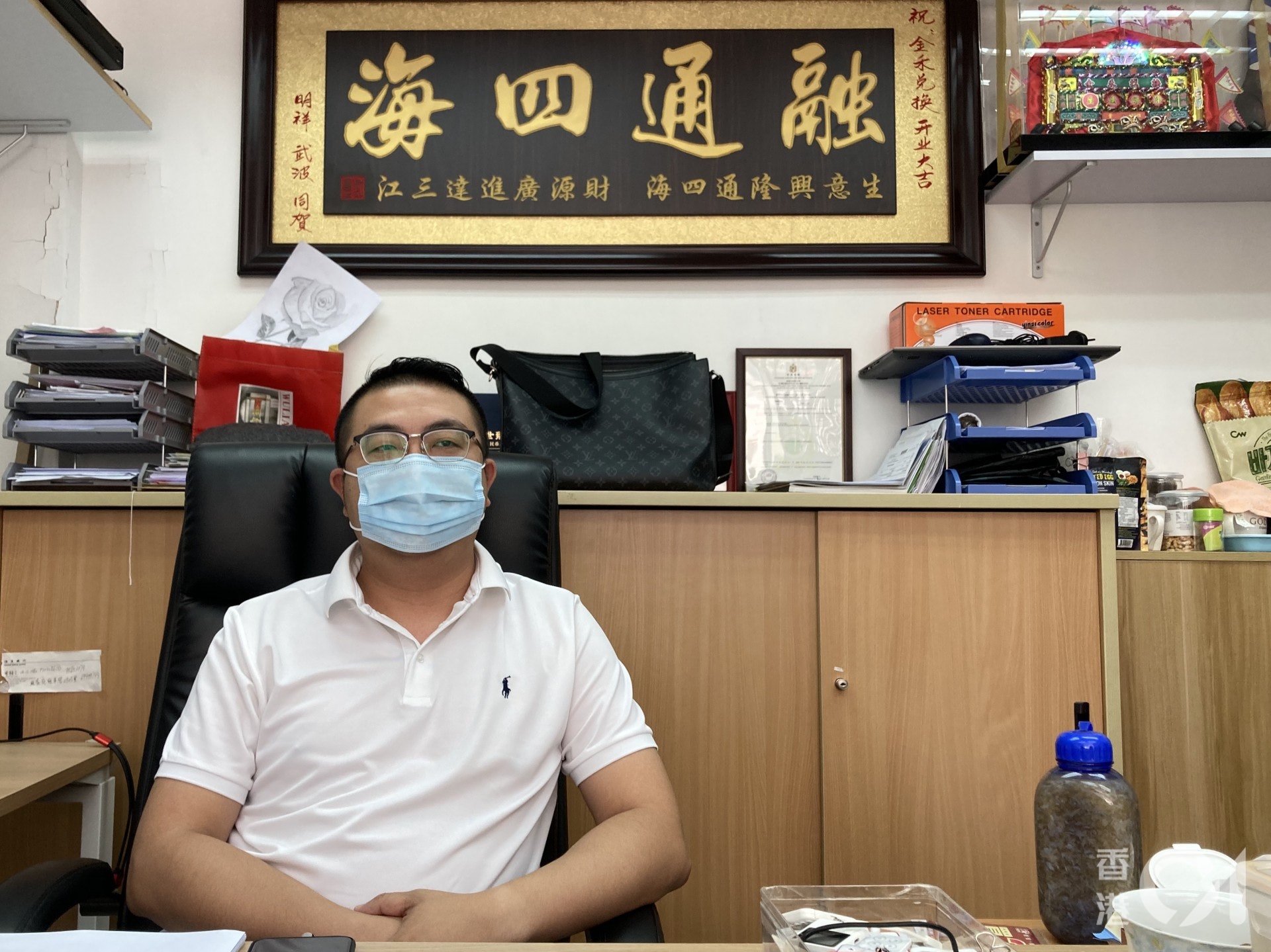 陳先生透露，街上約有6成的兌換店為內地人經營，疫情下店主不能往返中港兩地，惟有「劈炮」蝕按金關門。（歐陽德浩攝）