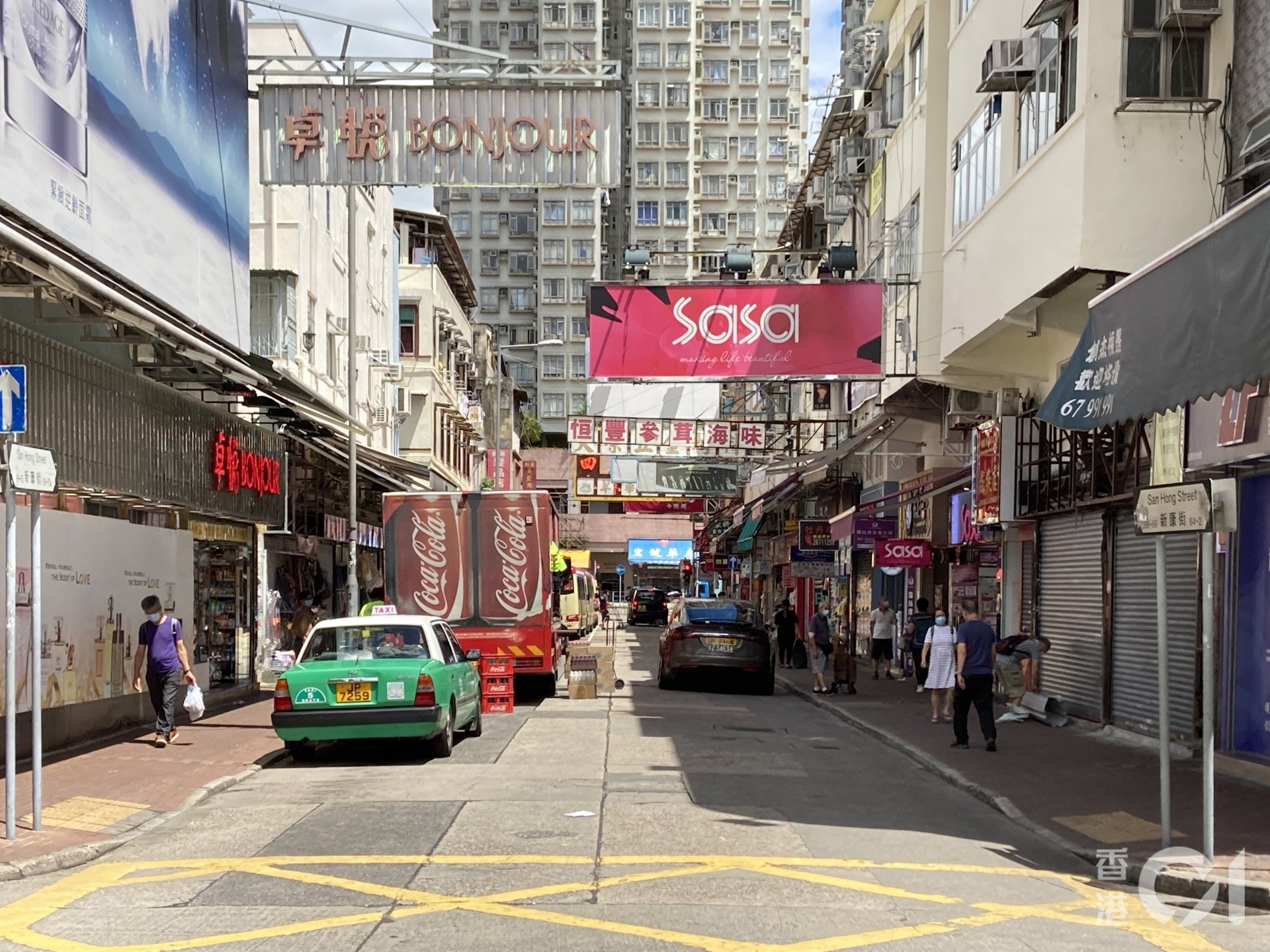 將近一半的藥房、化妝品店、兌換店已倒閉。(歐陽德浩攝) 將近一半的藥房、化妝品店、兌換店已倒閉。(歐陽德浩攝)