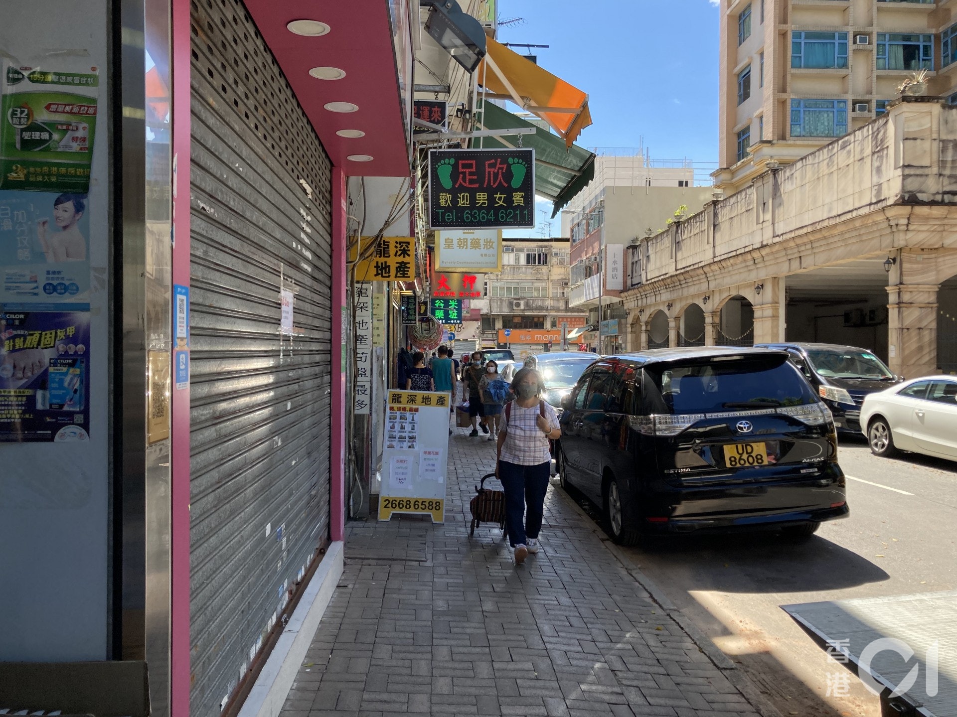 7月30日所見,上水街道上人流稀少,將近一半的藥房、化妝品店、兌換店已結業,亦有部分在鐵閘外貼上暫停營業的告示。(歐陽德浩攝) 7月30日所見,上水街道上人流稀少,將近一半的藥房、化妝品店、兌換店已結業,亦有部分在鐵閘外貼上暫停營業的告示。(歐陽德浩攝)