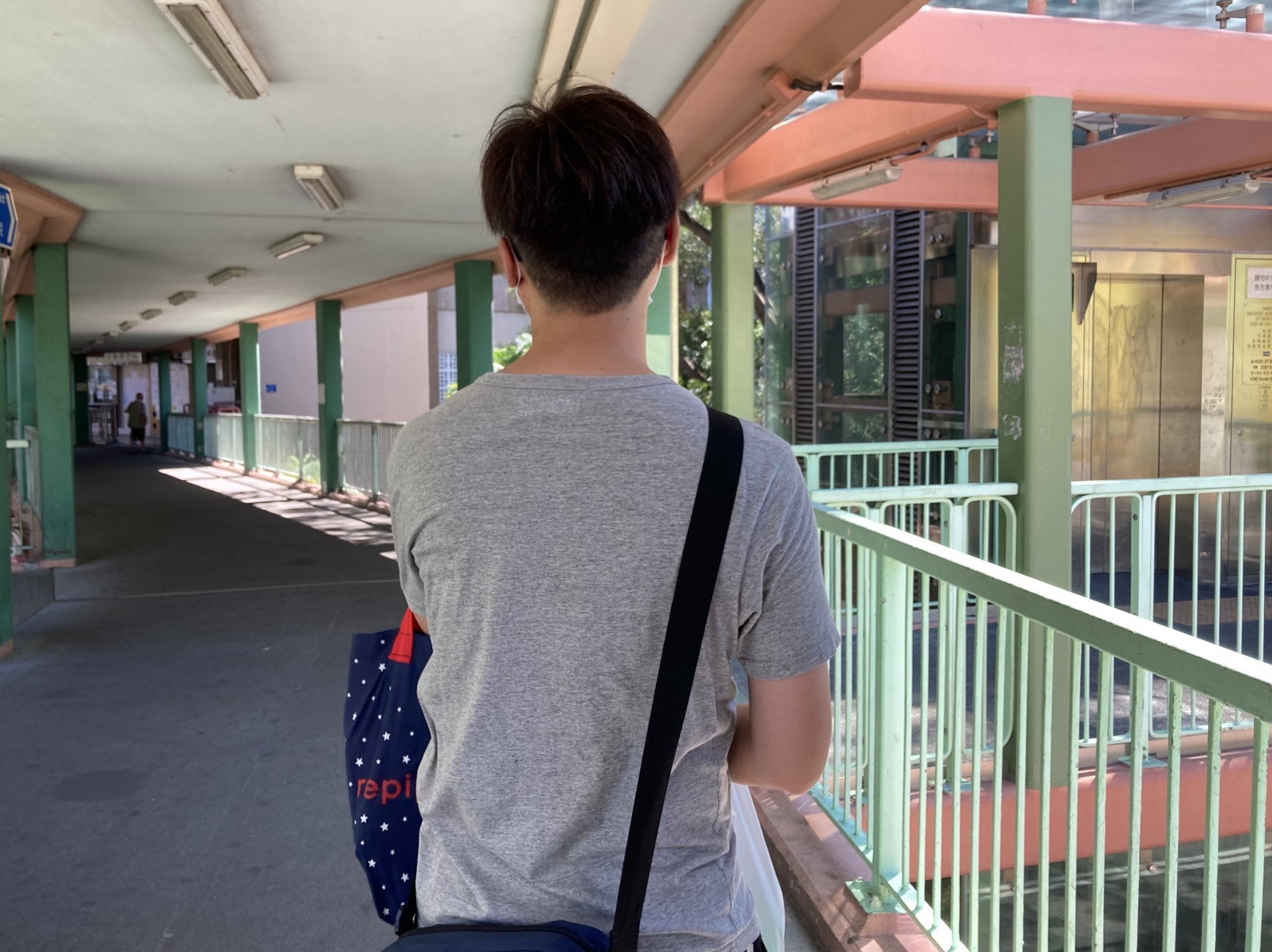馬先生卻諒解水貨客及藥房帶來的不便,「其實冇乜大問題,搵食啫,各有各方法。」(歐陽德浩攝) 馬先生卻諒解水貨客及藥房帶來的不便,「其實冇乜大問題,搵食啫,各有各方法。」(歐陽德浩攝)