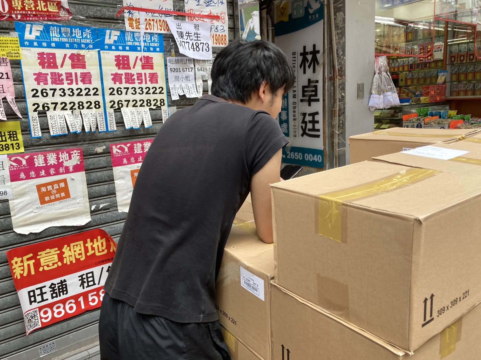 王先生透露,農曆新年後已失去藥房銷售員的工作,惟有轉行兼職送貨以維持收入。(歐陽德浩攝) 王先生透露,農曆新年後已失去藥房銷售員的工作,惟有轉行兼職送貨以維持收入。(歐陽德浩攝)