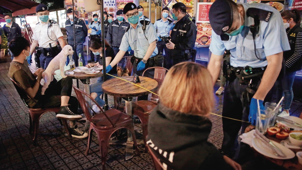 新冠肺炎︱限聚令四個月共罰款1451次檢控15人次 均由警方發出 新冠肺炎︱限聚令四個月共罰款1451次檢控15人次 均由警方發出