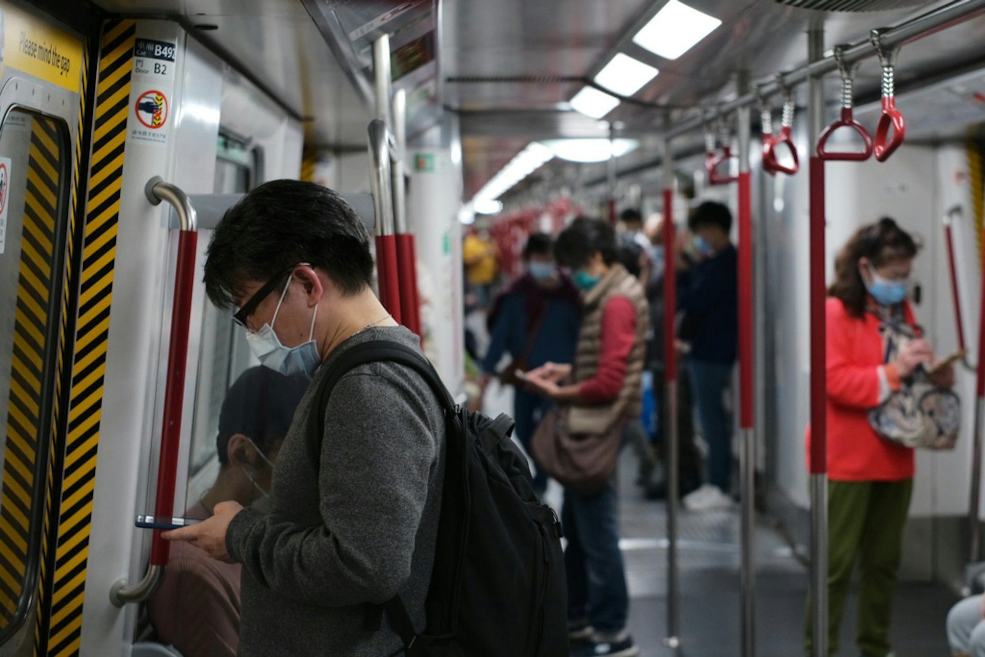 港鐵透露,18名同組或密切接觸員工,以及4名承辦商員工將接受測試,而相關部門會調配人手,不會影響後勤維修工作。(資料圖片) 港鐵透露,18名同組或密切接觸員工,以及4名承辦商員工將接受測試,而相關部門會調配人手,不會影響後勤維修工作。(資料圖片)