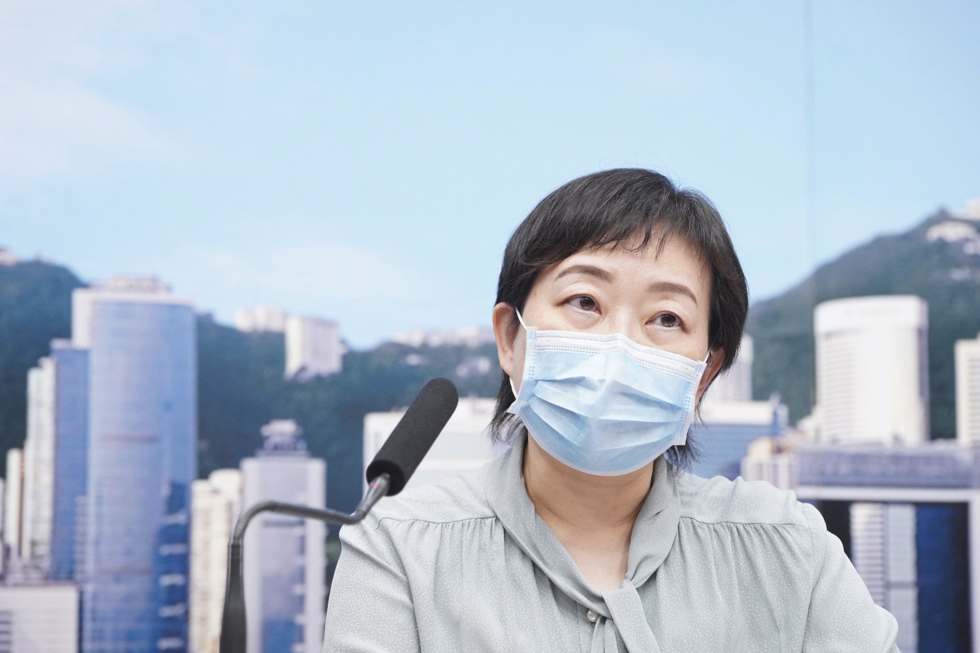 衞生署衞生防護中心傳染病處主任張竹君在今日(31日) 記者上會公布,辦公室位於觀塘創紀之城的「堅城(梁氏)建築有限公司」群組,再有1人新增確診,而在創紀之城的清潔工亦確診。(高仲明攝) 衞生署衞生防護中心傳染病處主任張竹君在今日(31日) 記者上會公布,辦公室位於觀塘創紀之城的「堅城(梁氏)建築有限公司」群組,再有1人新增確診,而在創紀之城的清潔工亦確診。(高仲明攝)