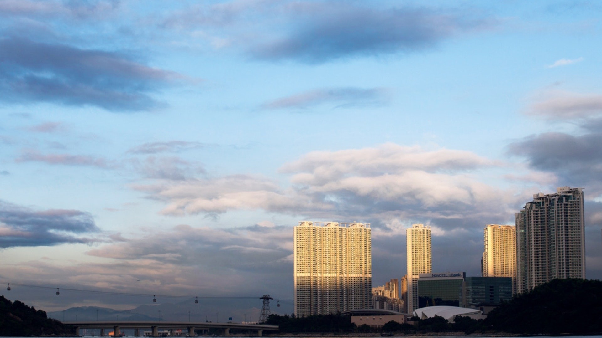 東涌海堤灣畔凶宅同層兩房669萬沽較樓下正常單位估值低逾一成 東涌海堤灣畔凶宅同層兩房669萬沽較樓下正常單位估值低逾一成