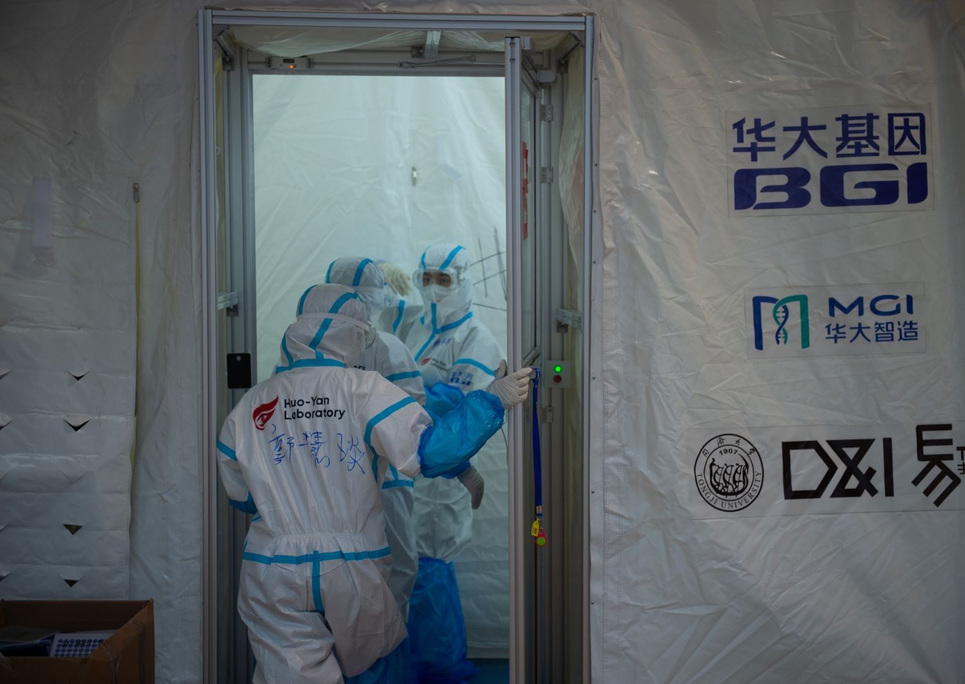 華大基因在北京的體育館內,設立臨時核酸檢測實驗室。(新華社) 華大基因在北京的體育館內,設立臨時核酸檢測實驗室。(新華社)